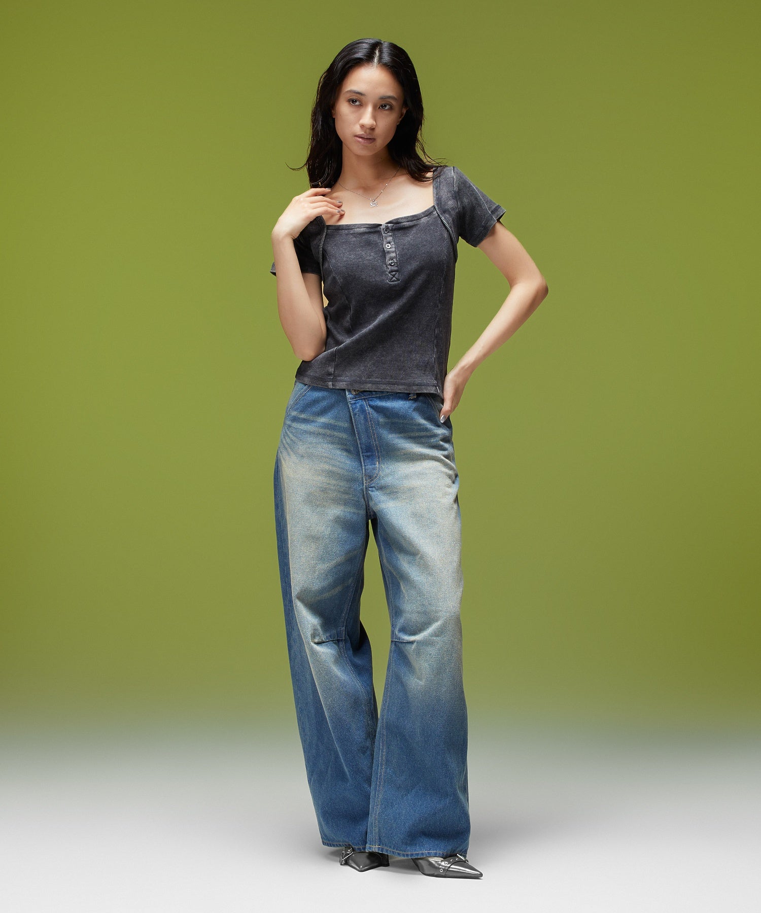 FADED HENLEY NECK S/S COMPACT TOP