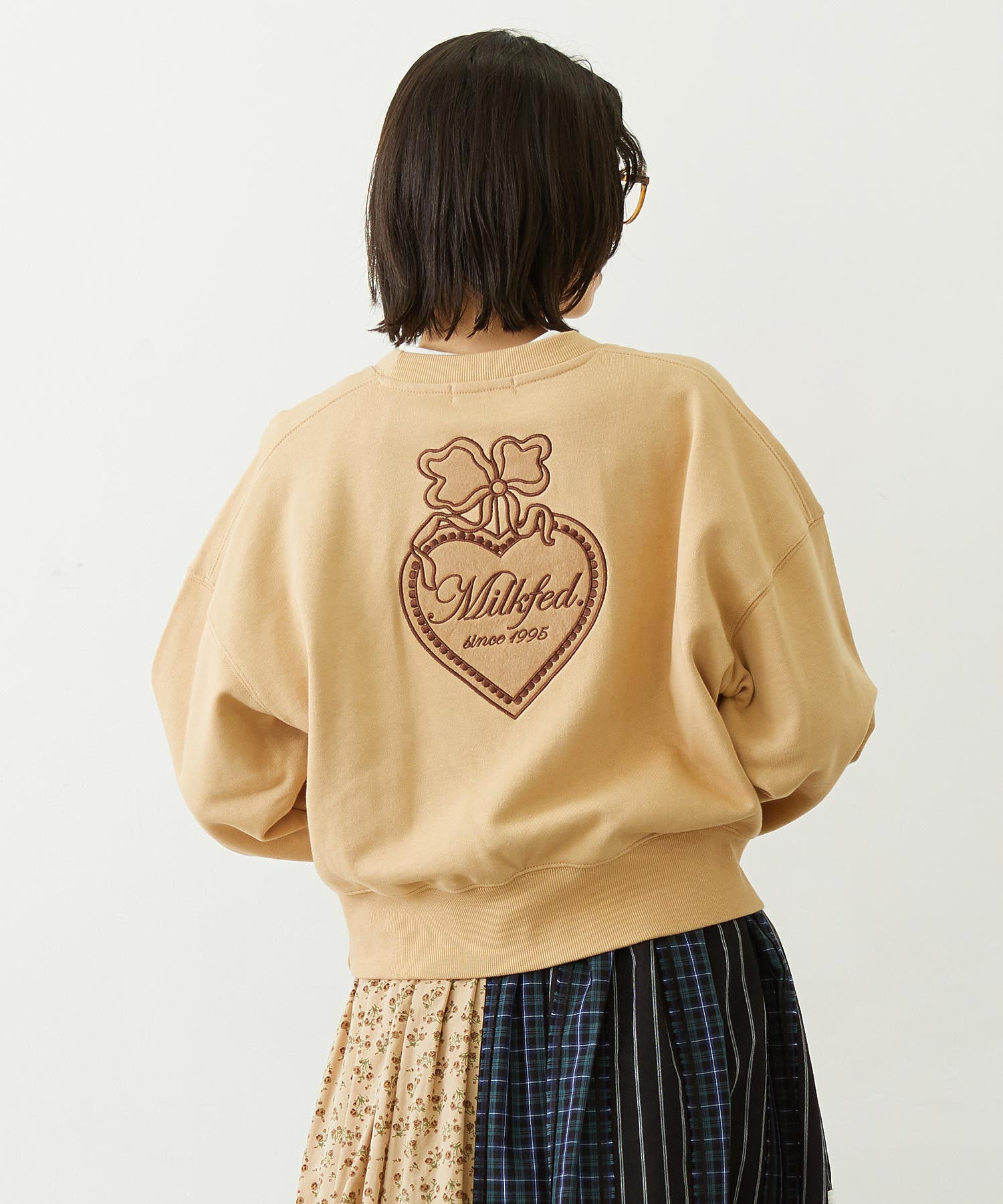 HEART RIBBON EMBLEM SHORT CREW SWEAT