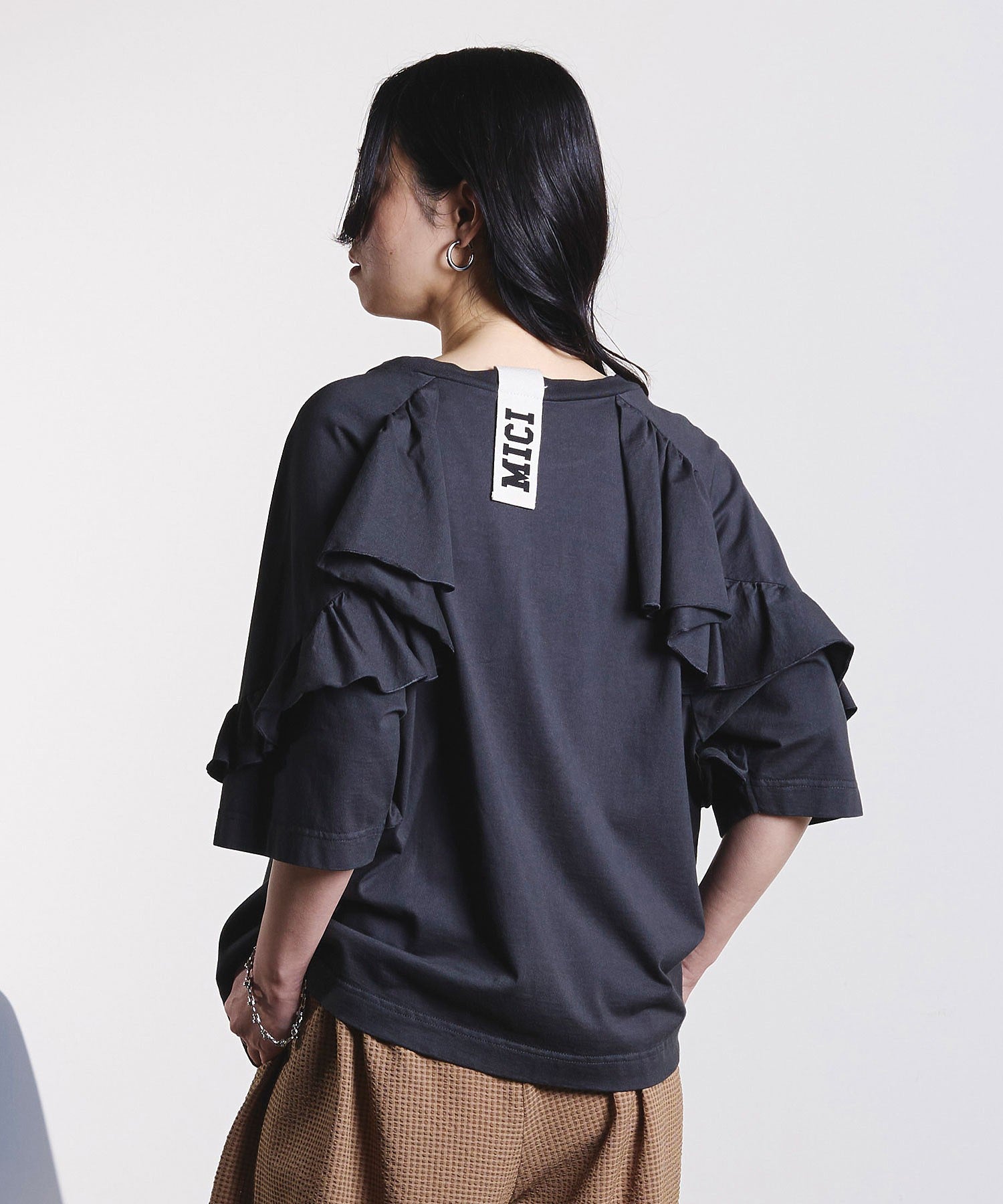 mici/BACK RAFFLE TEE