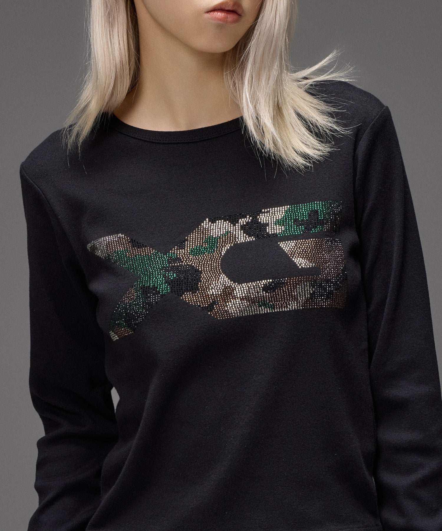 RHINESTONE CAMO LOGO L/S COMPACT TOP
