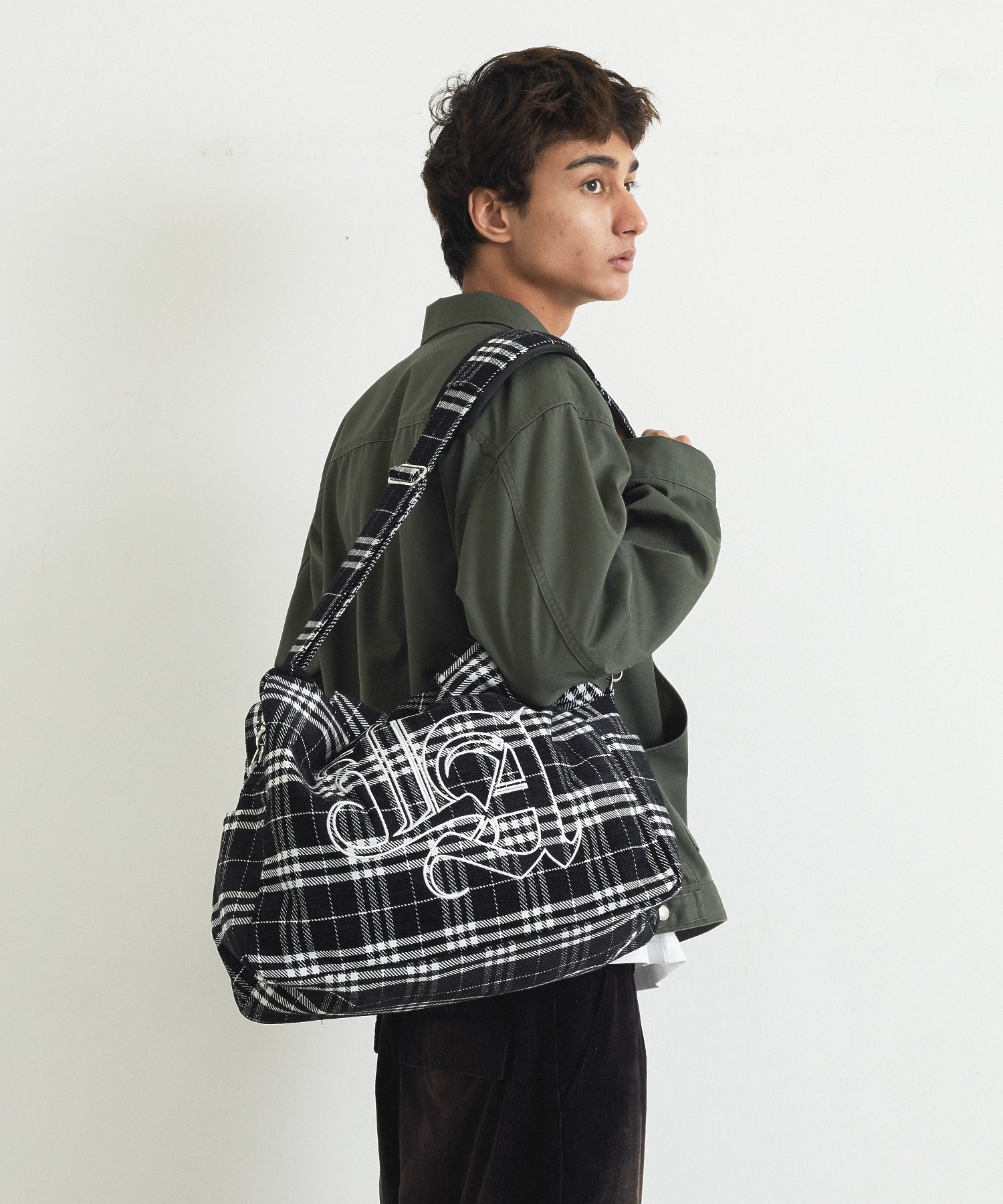 MODEL身長：183cm / 着用サイズ：ONE SIZE