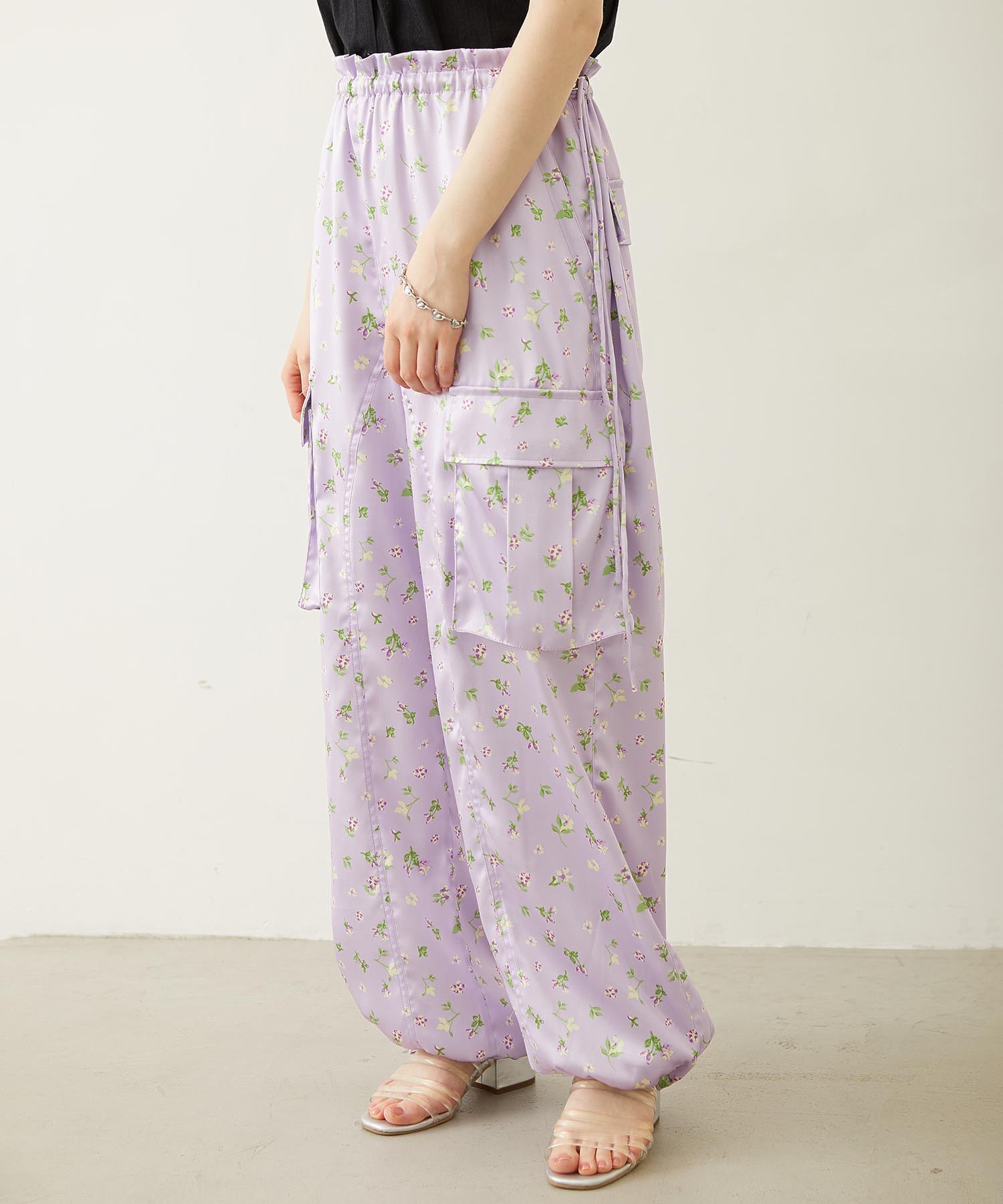 FLORAL PATTERN SATIN CARGO PANTS