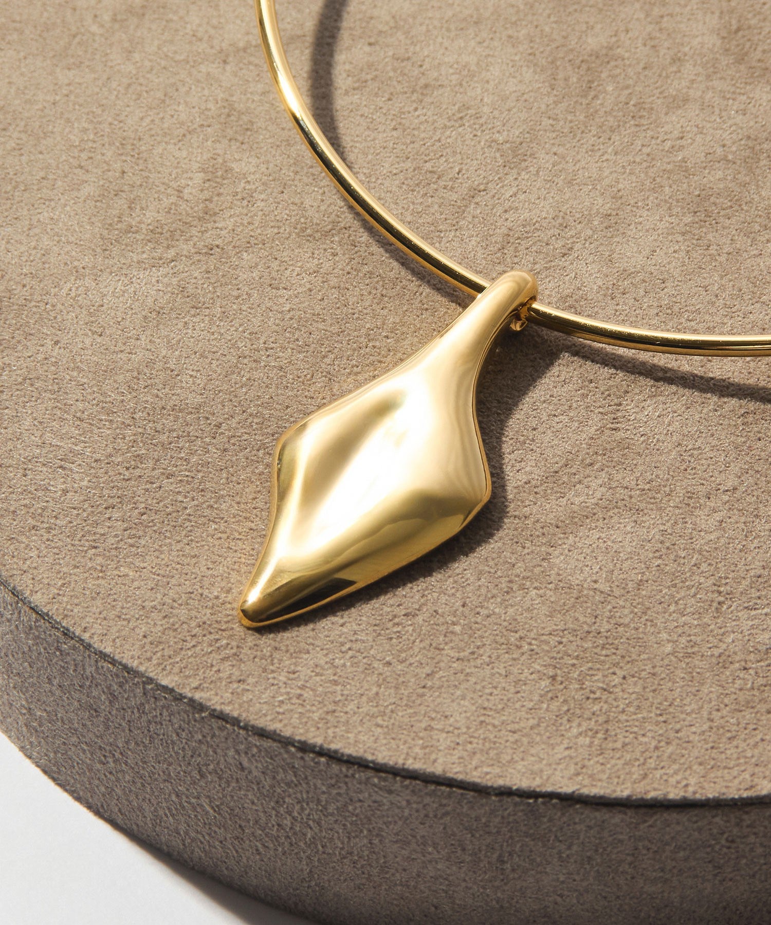loni/LEAF PLATE CHOKER