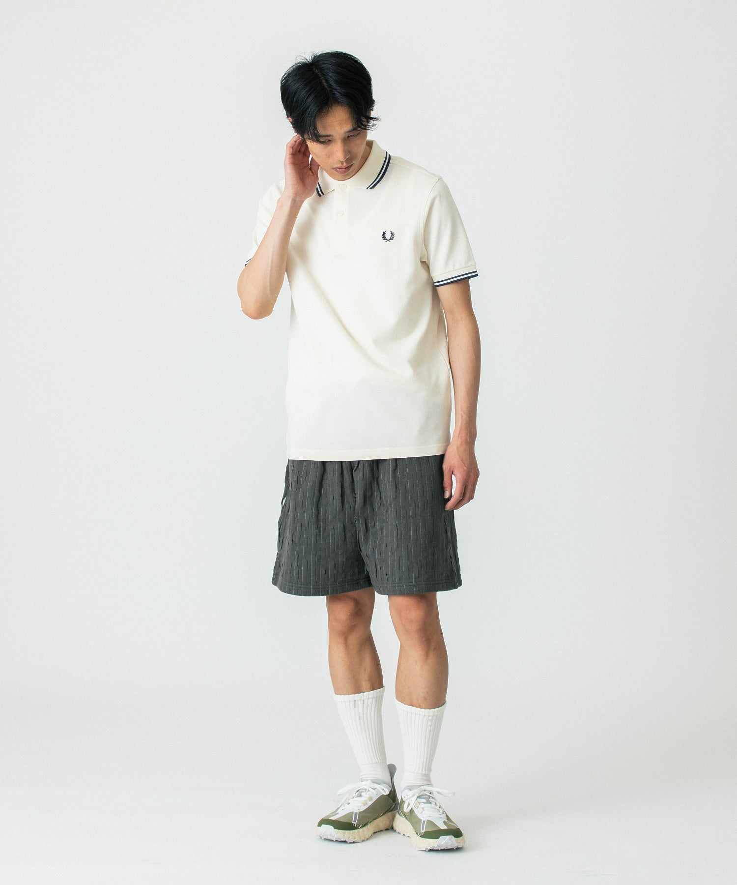 PAS UNE MARQUE DOUBLE-PANELLED DISTRESSED SHORT 504