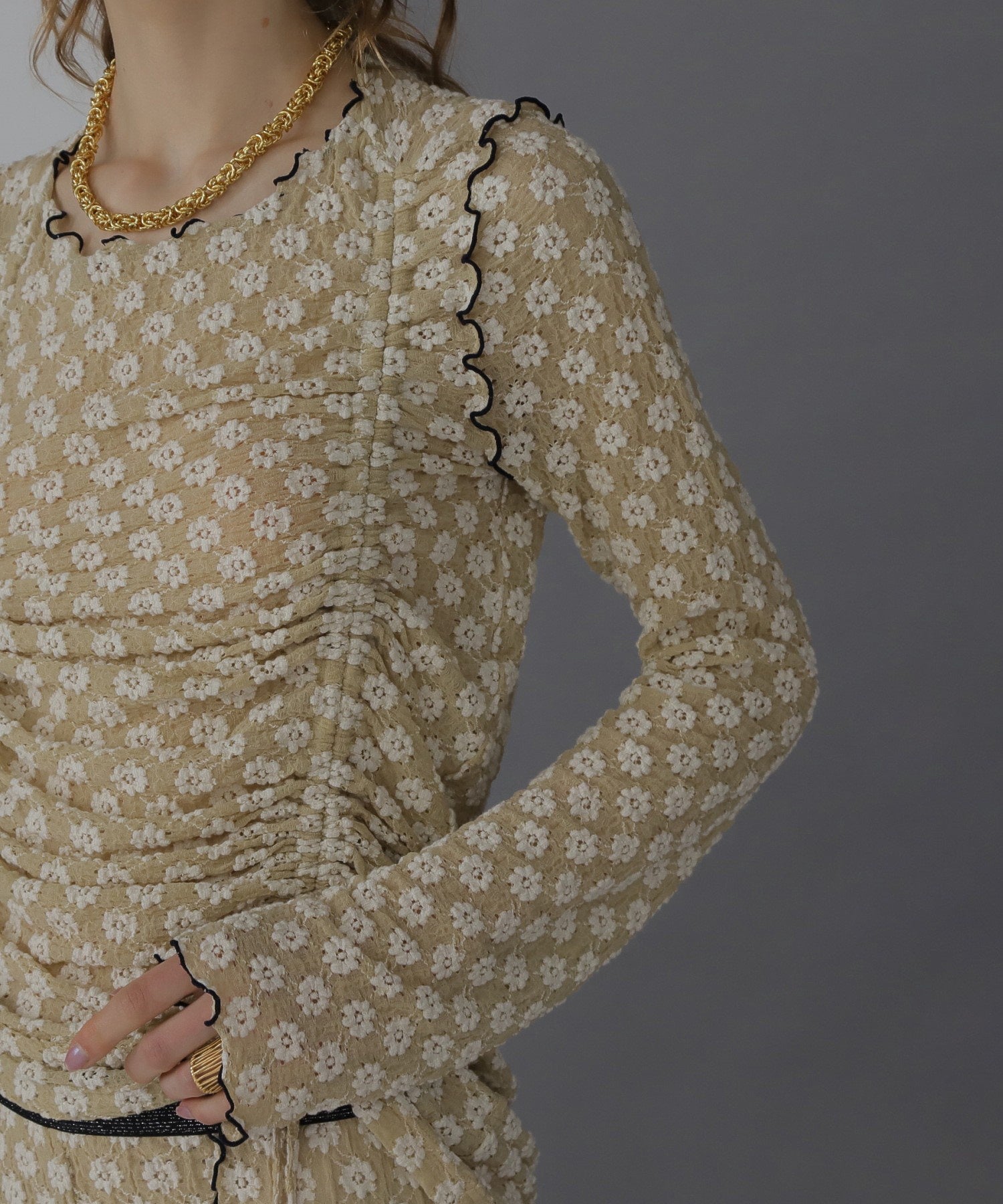 CREOLME/シャーリングフラワートップス