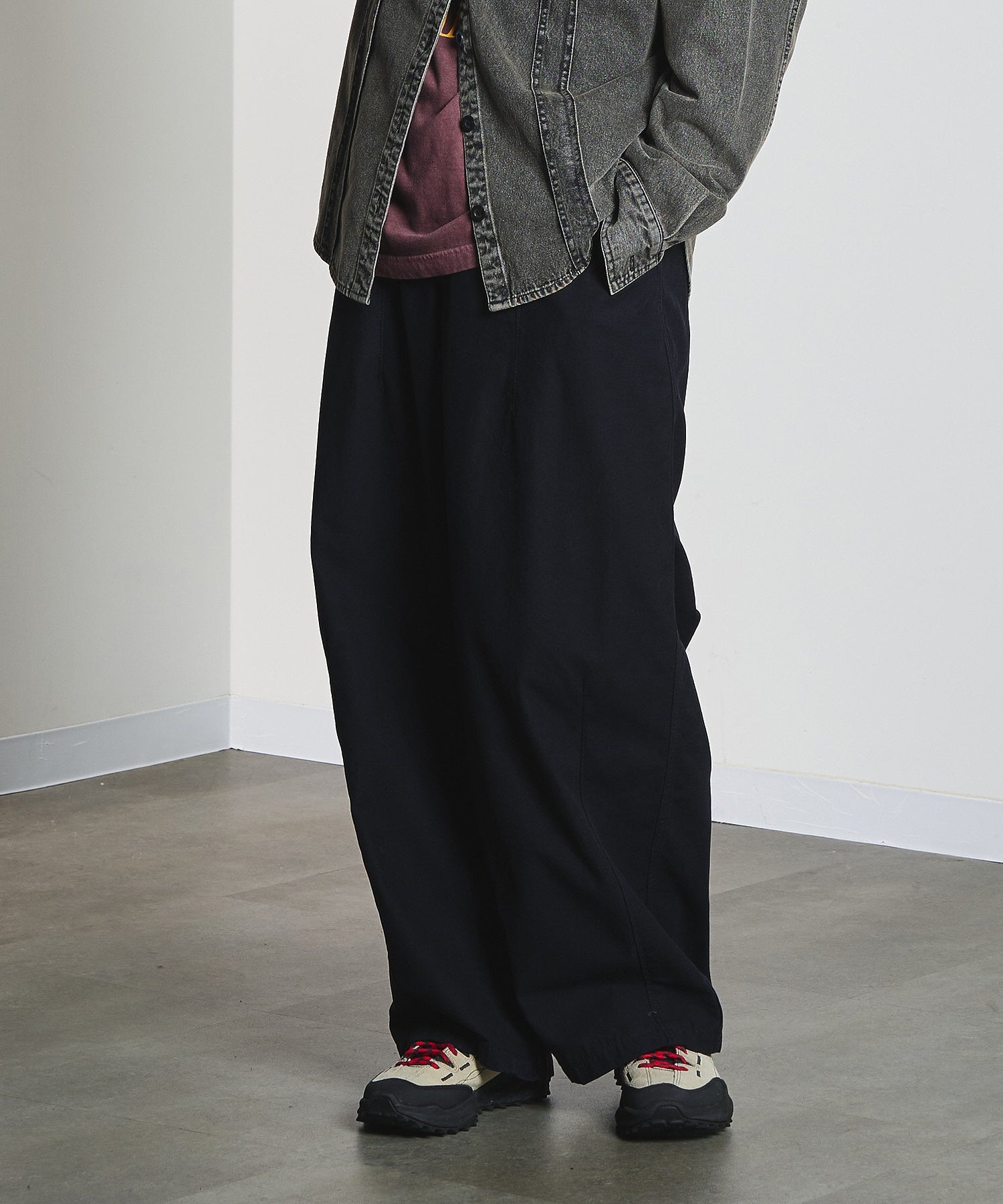 DENIM/BACK SATIN PANTS