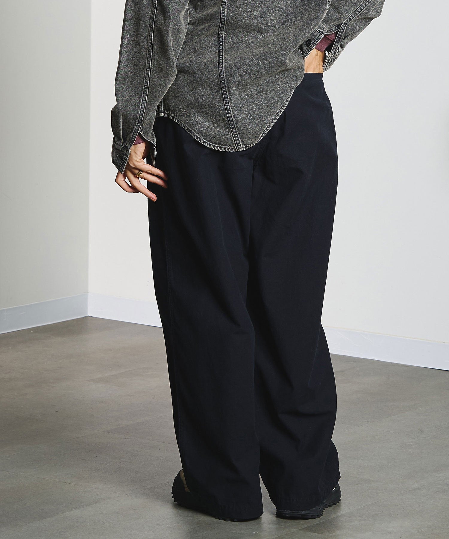 DENIM/BACK SATIN PANTS