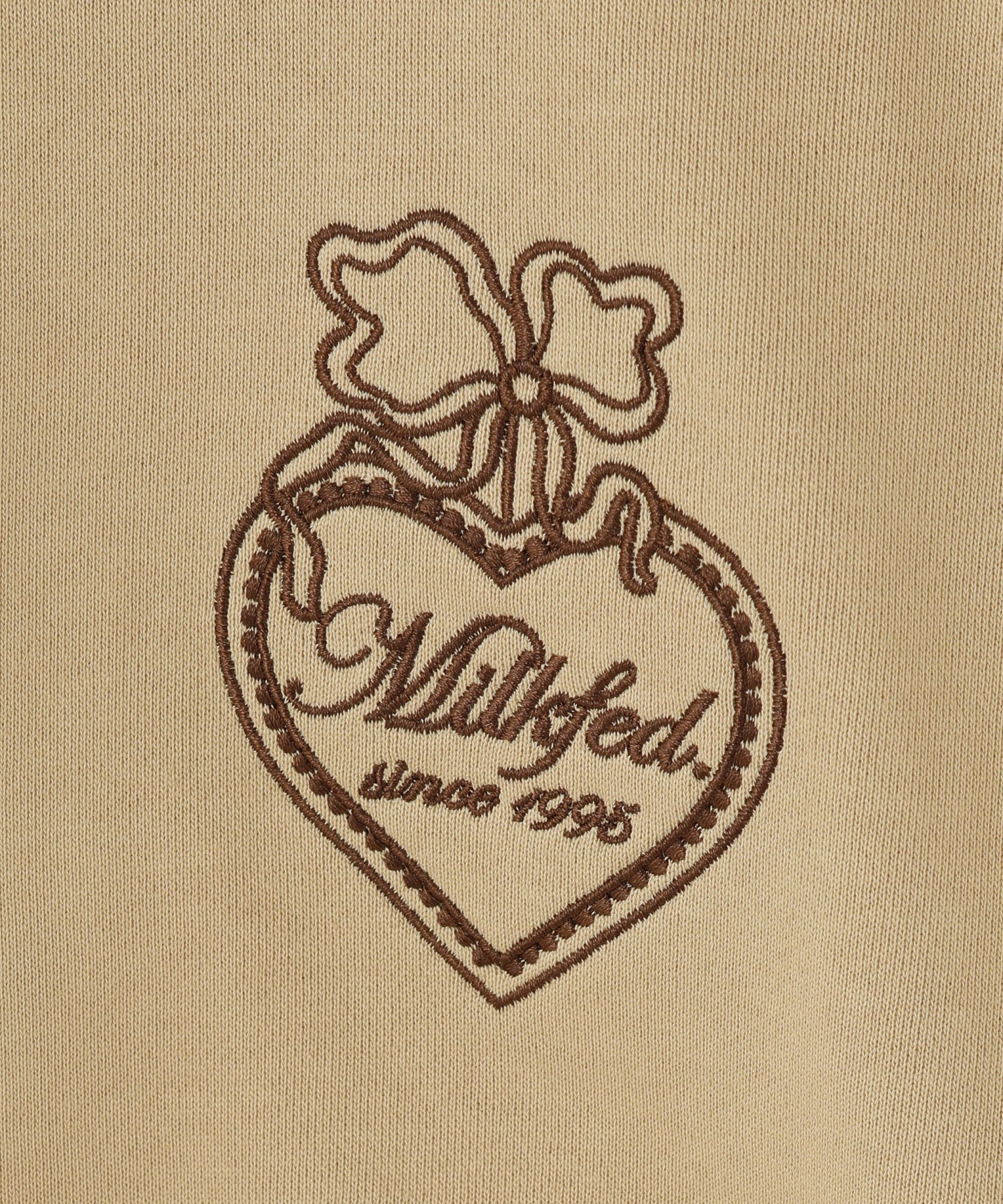 HEART RIBBON EMBLEM SHORT CREW SWEAT