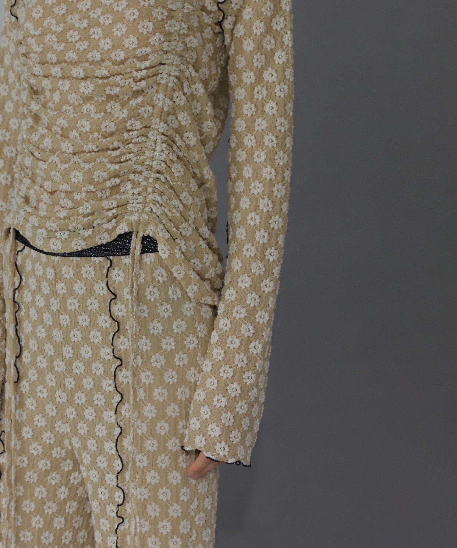 CREOLME/シャーリングフラワートップス