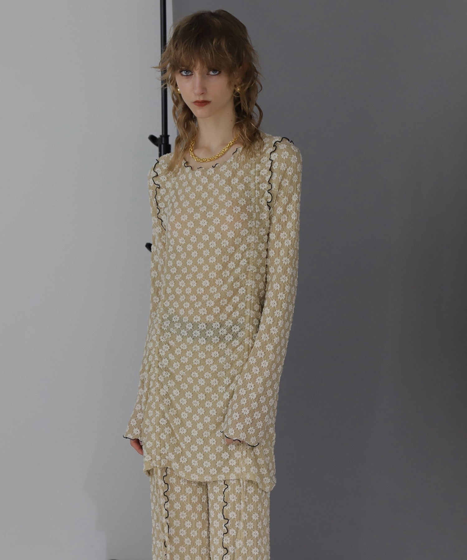 CREOLME/シャーリングフラワートップス