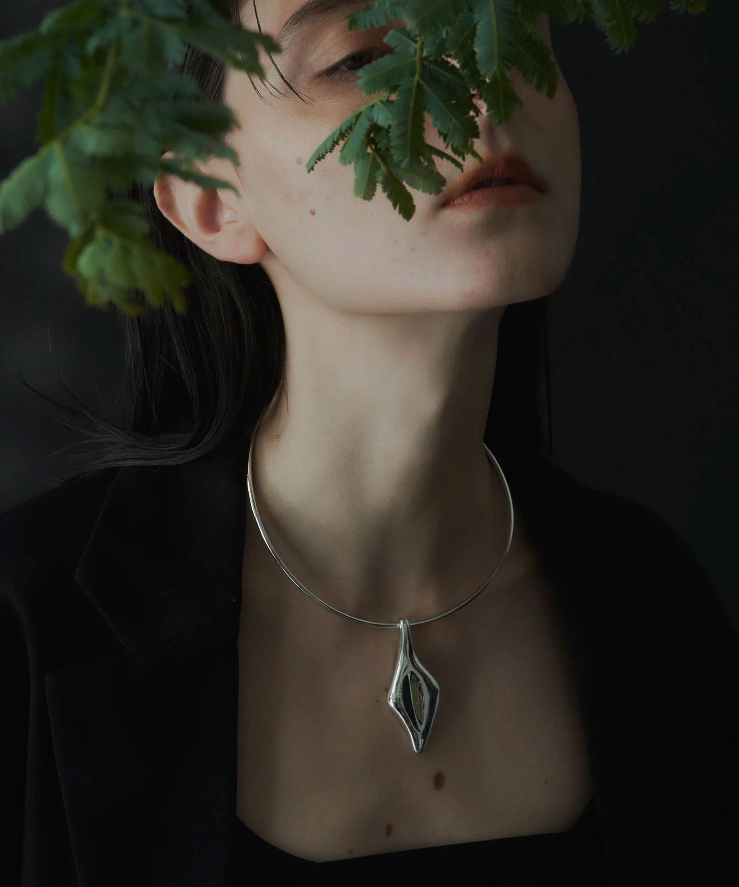 loni/LEAF PLATE CHOKER
