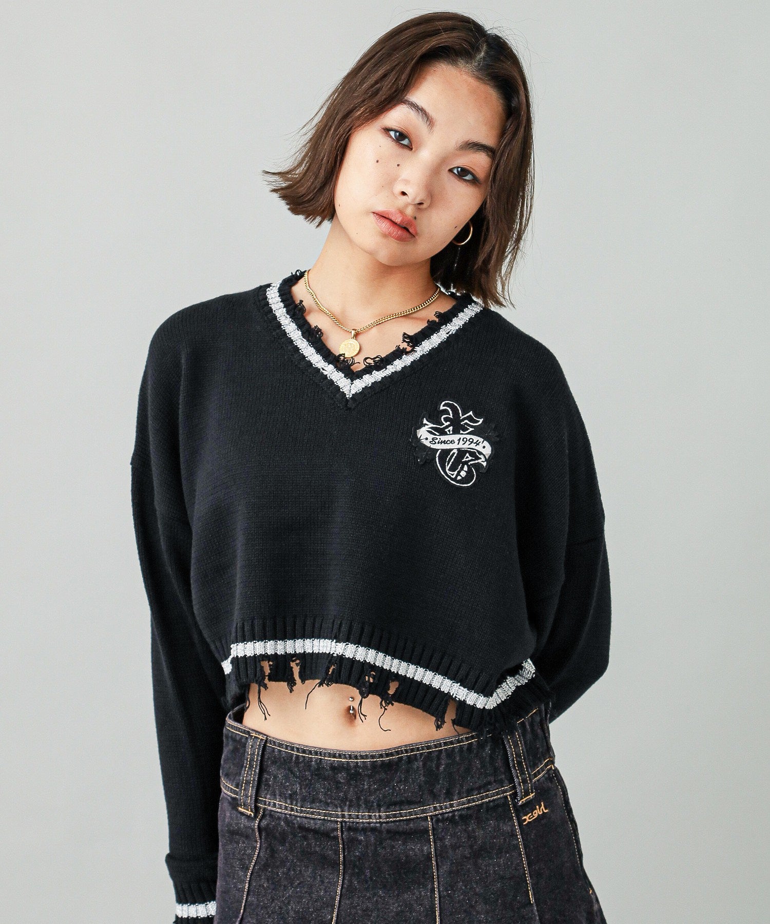 EMBLEM V-NECK KNIT TOP