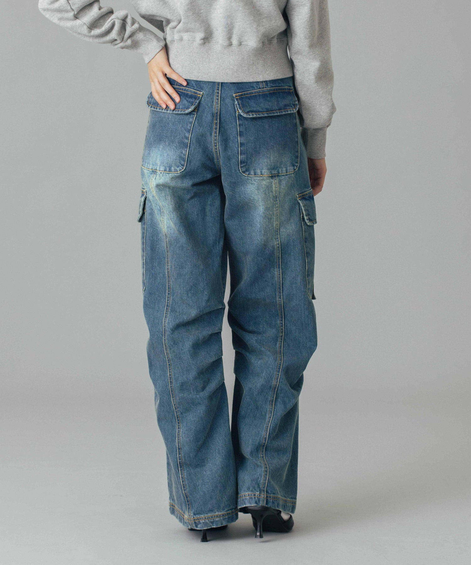 LOW RISE CARGO POCKET DENIM PANTS