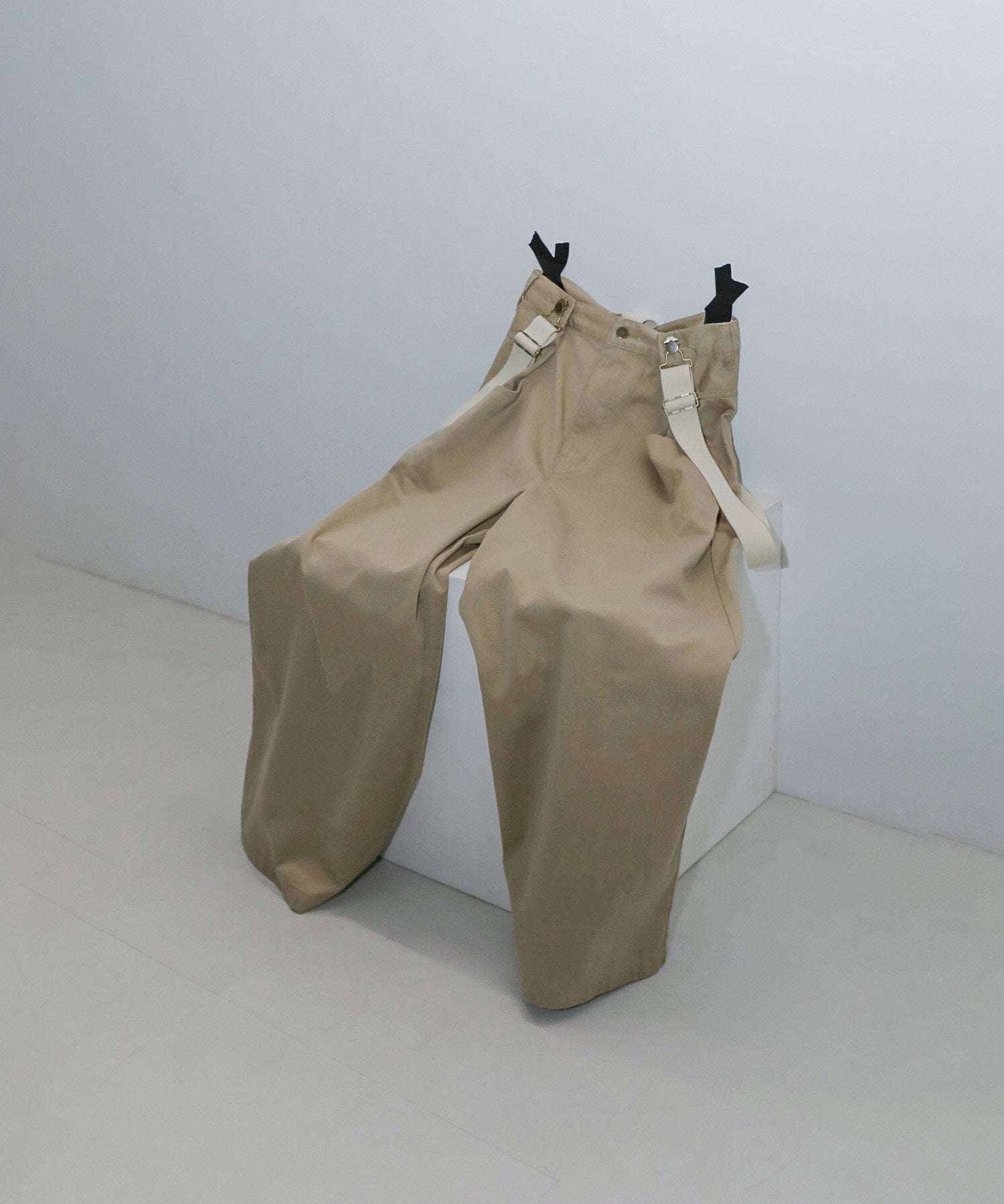 サスペンダータックワイドパンツ