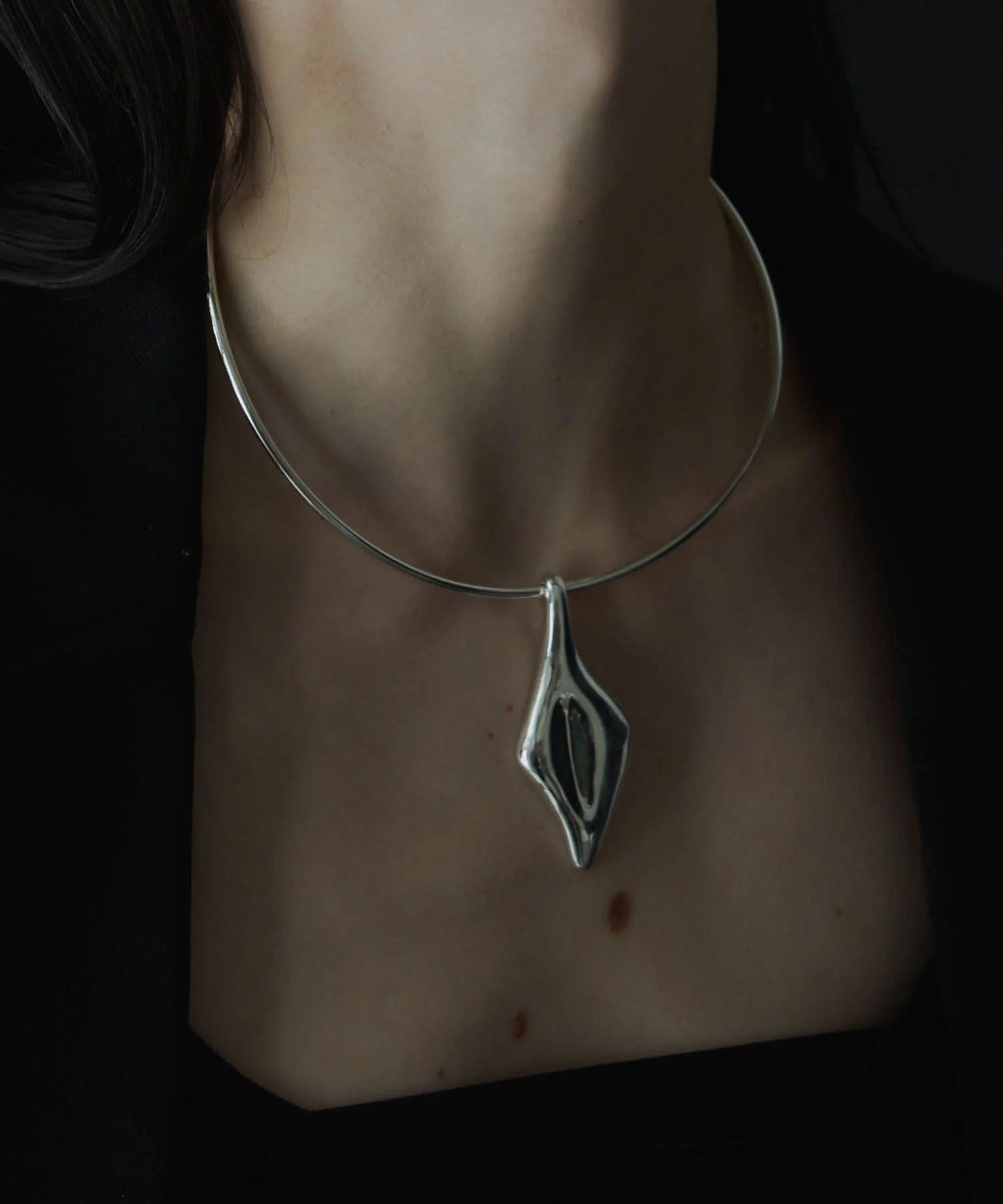 loni/LEAF PLATE CHOKER