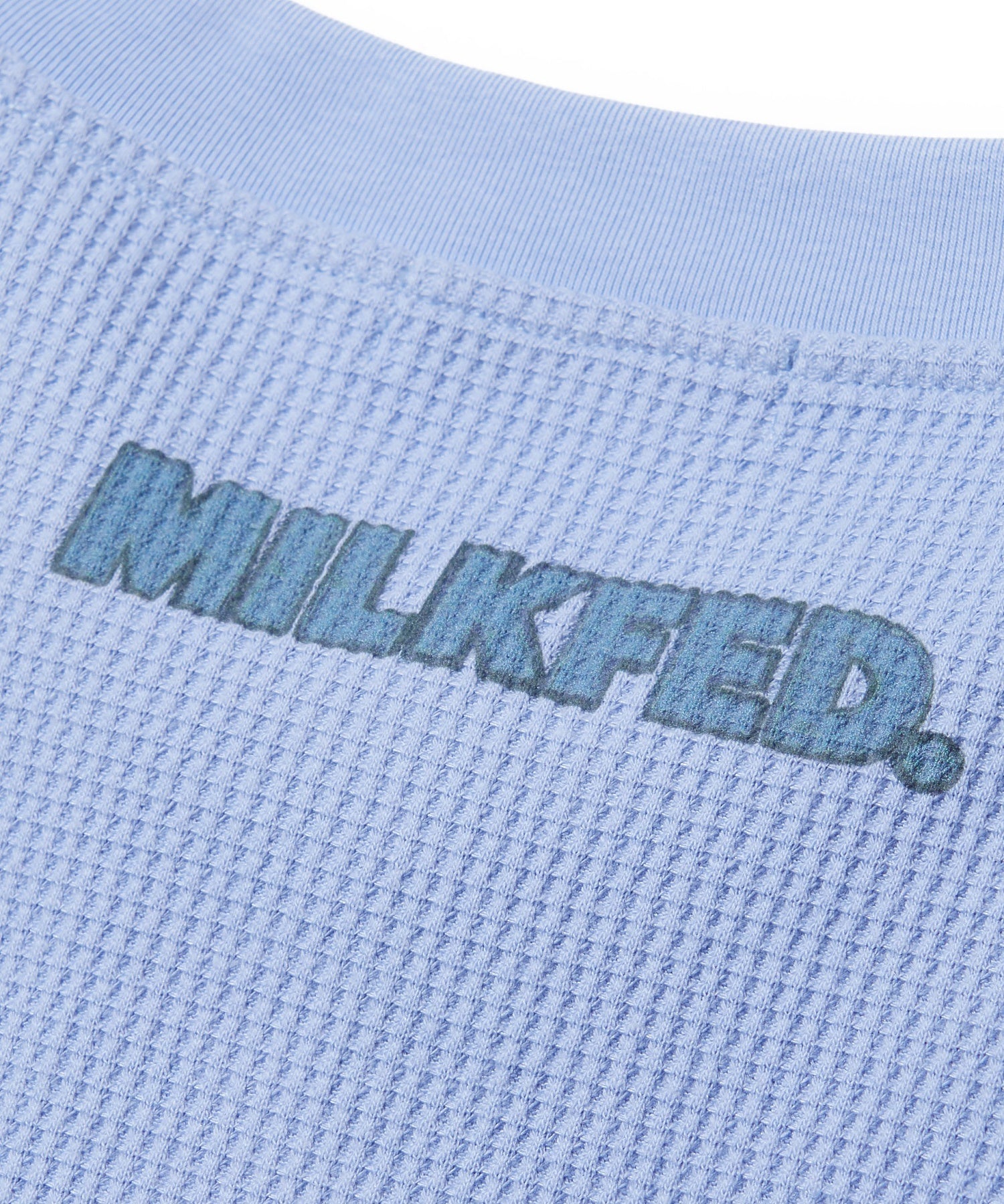 HENLEY NECK GRAPHIC L/S TOP