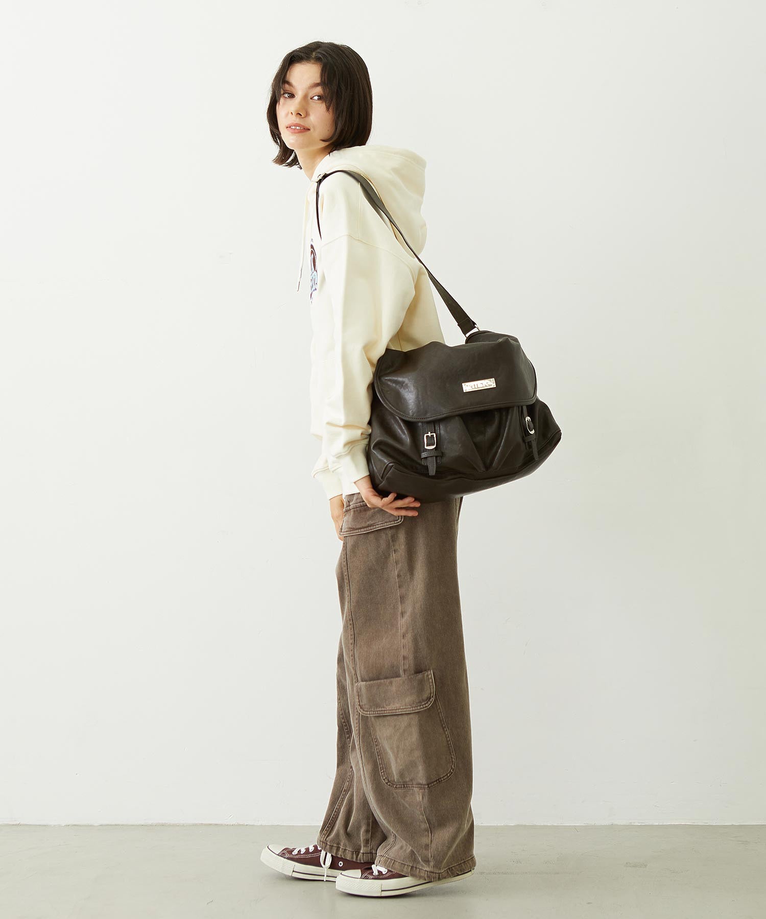 BAR LOGO MESSENGER BAG