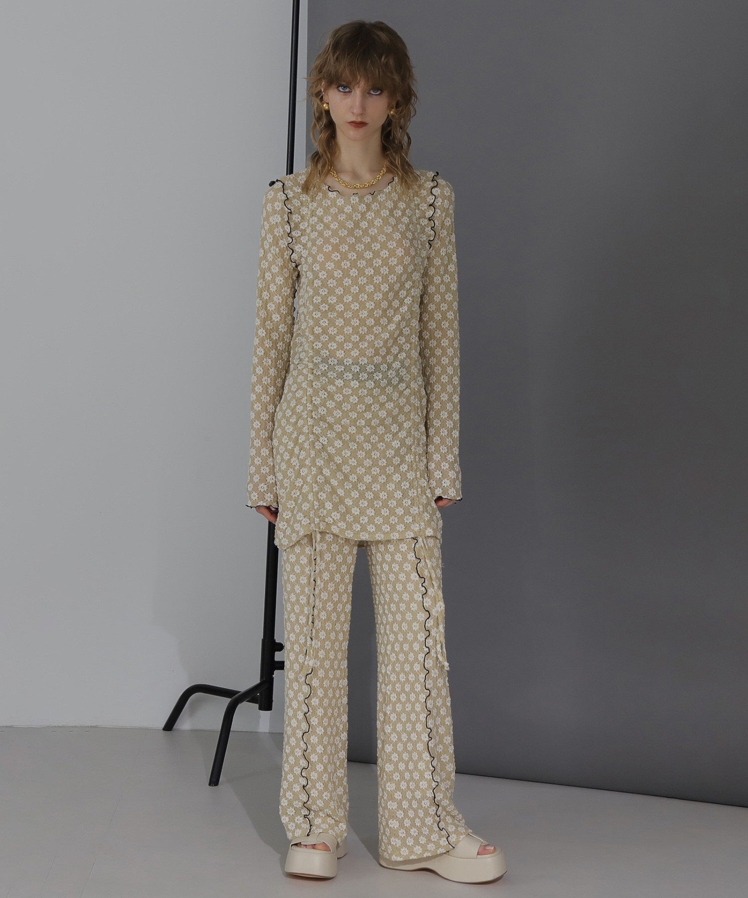 CREOLME/シャーリングフラワートップス