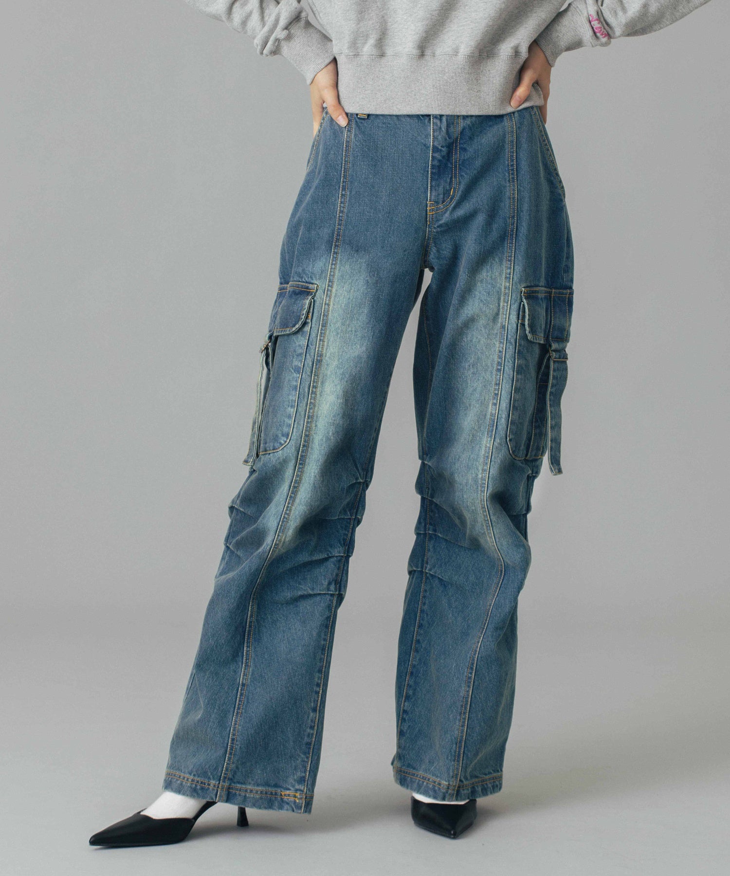 LOW RISE CARGO POCKET DENIM PANTS