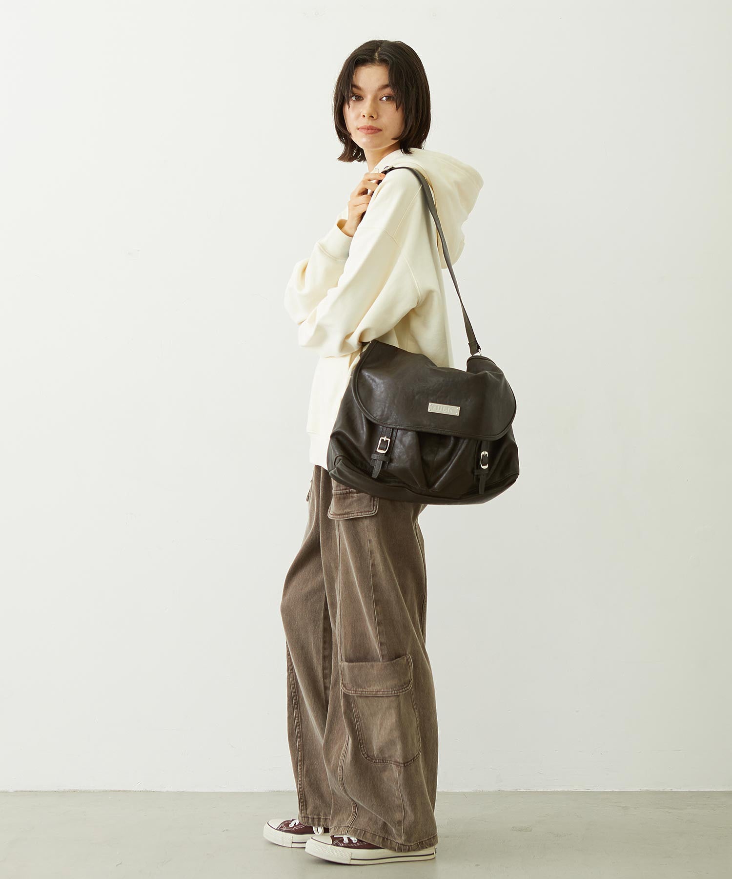 BAR LOGO MESSENGER BAG