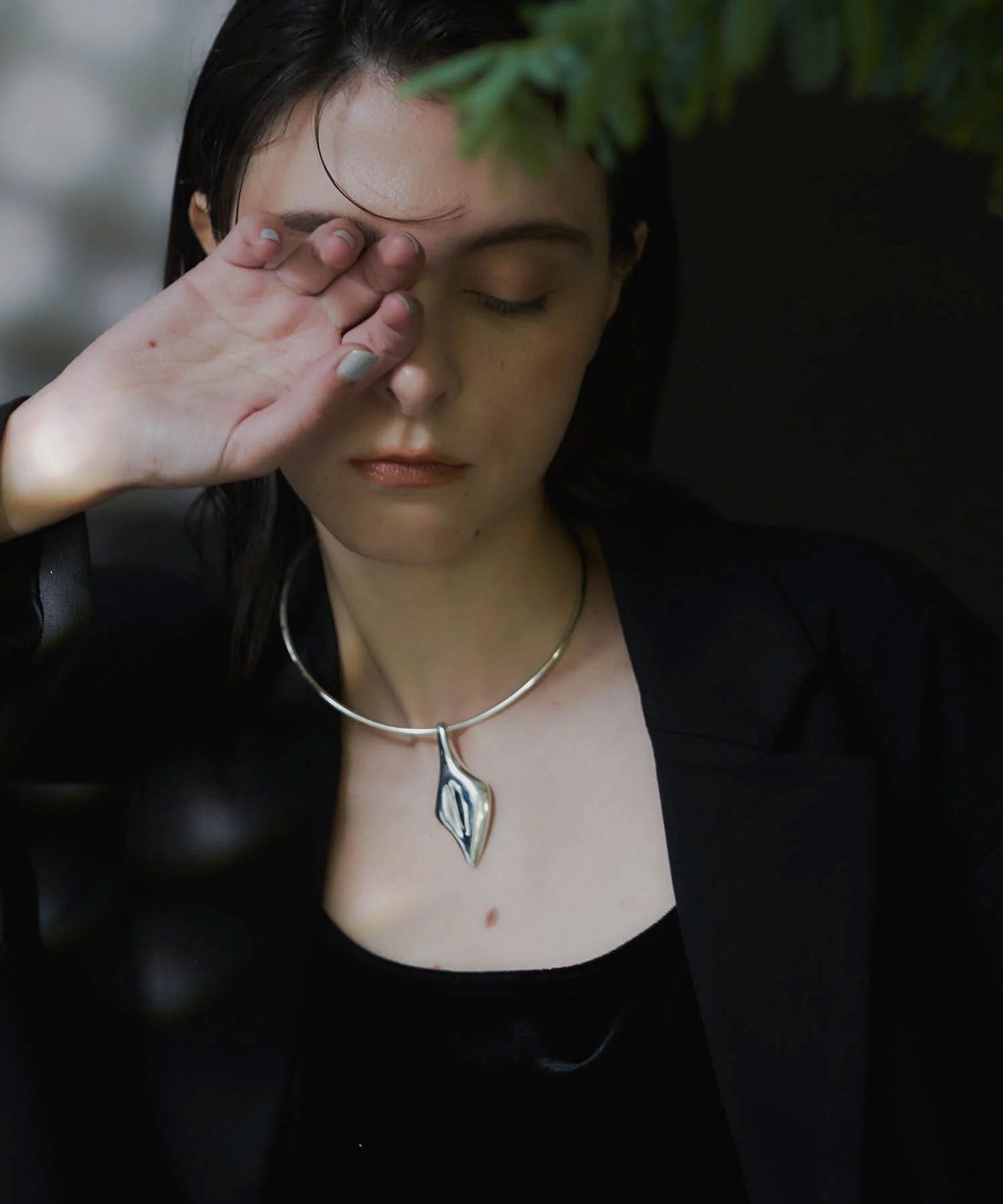 loni/LEAF PLATE CHOKER