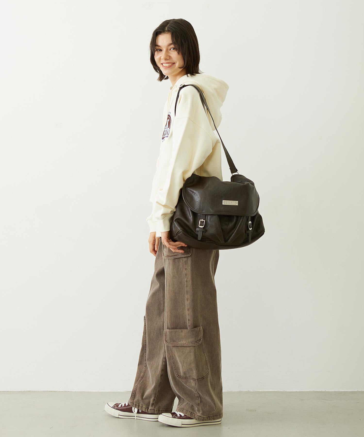 BAR LOGO MESSENGER BAG