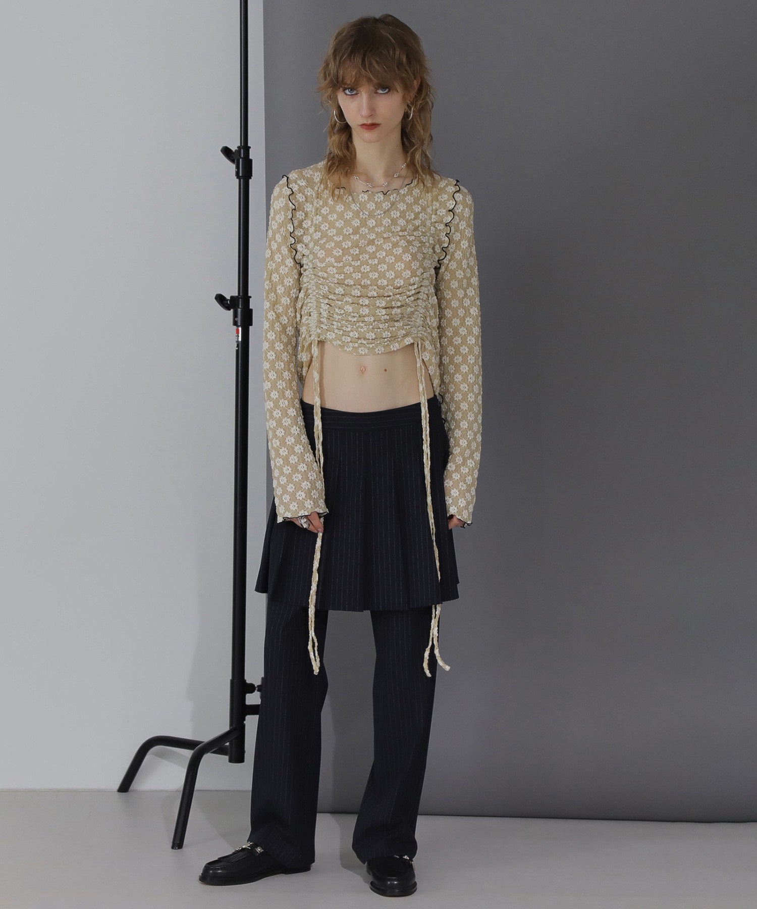 CREOLME/シャーリングフラワートップス