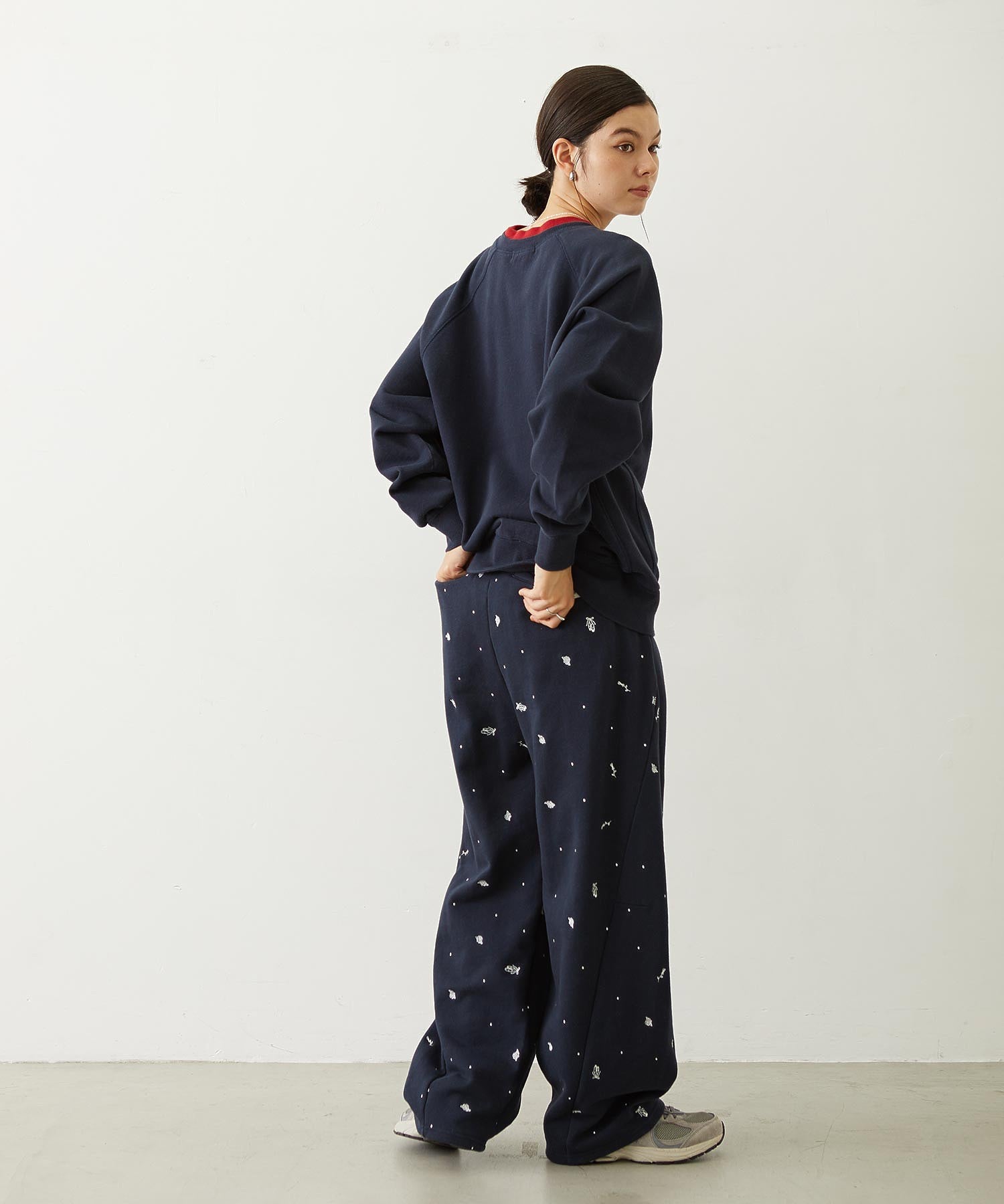 EMBROIDERED ROSE SWEAT WIDE PANTS