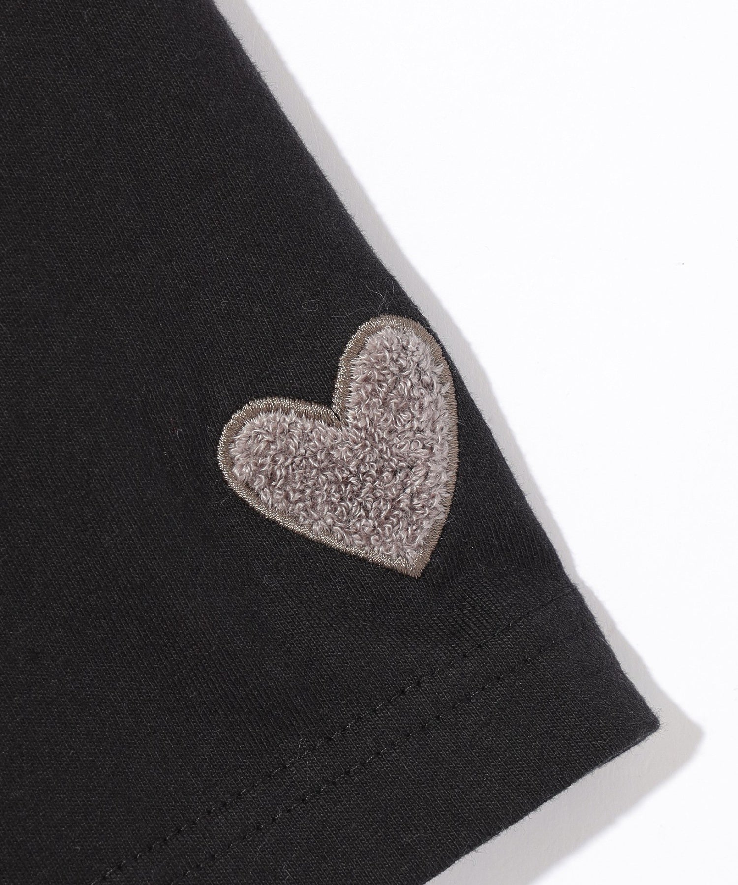 HEART EMBROIDERED LOGO WIDE S/S TEE