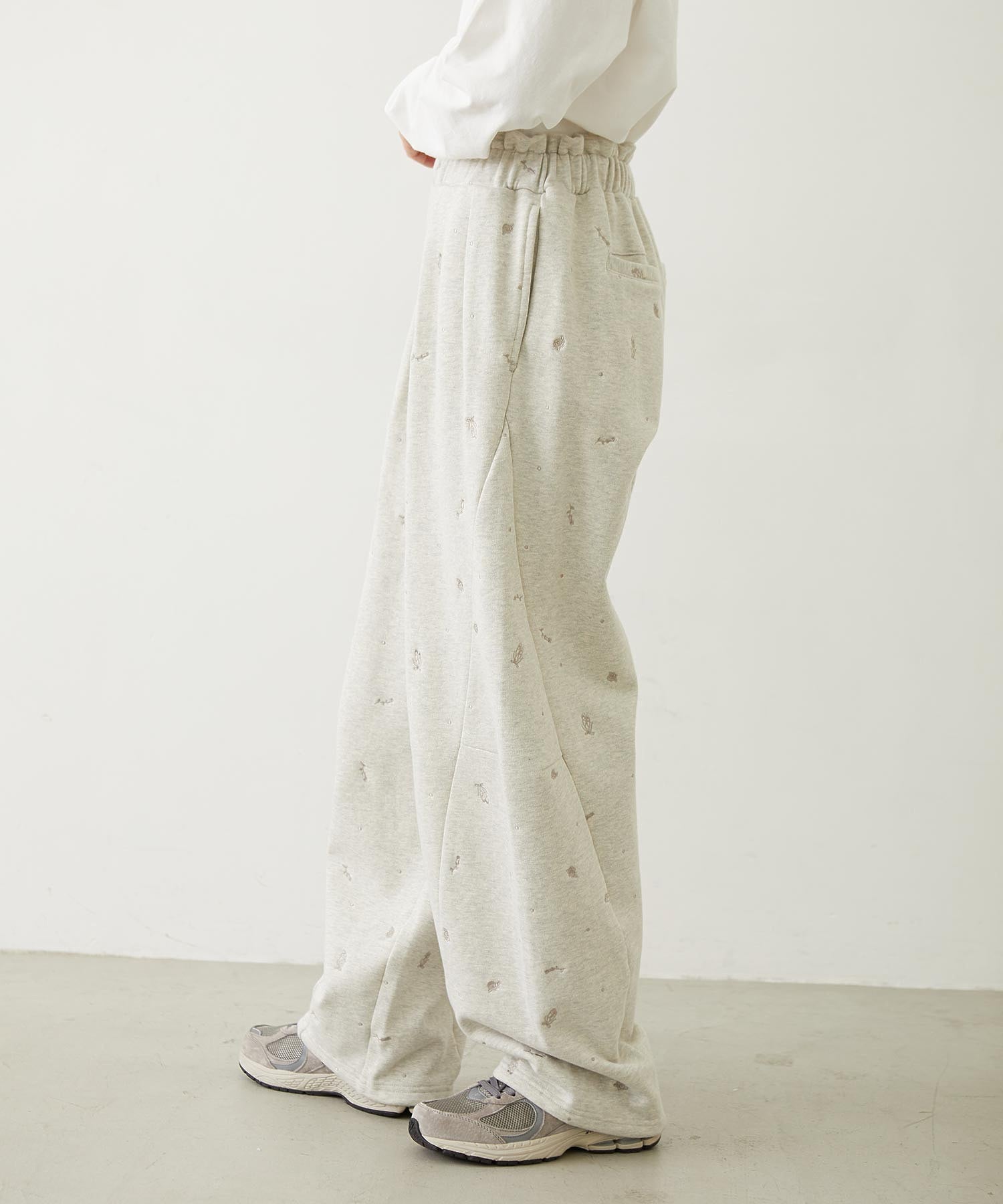 EMBROIDERED ROSE SWEAT WIDE PANTS