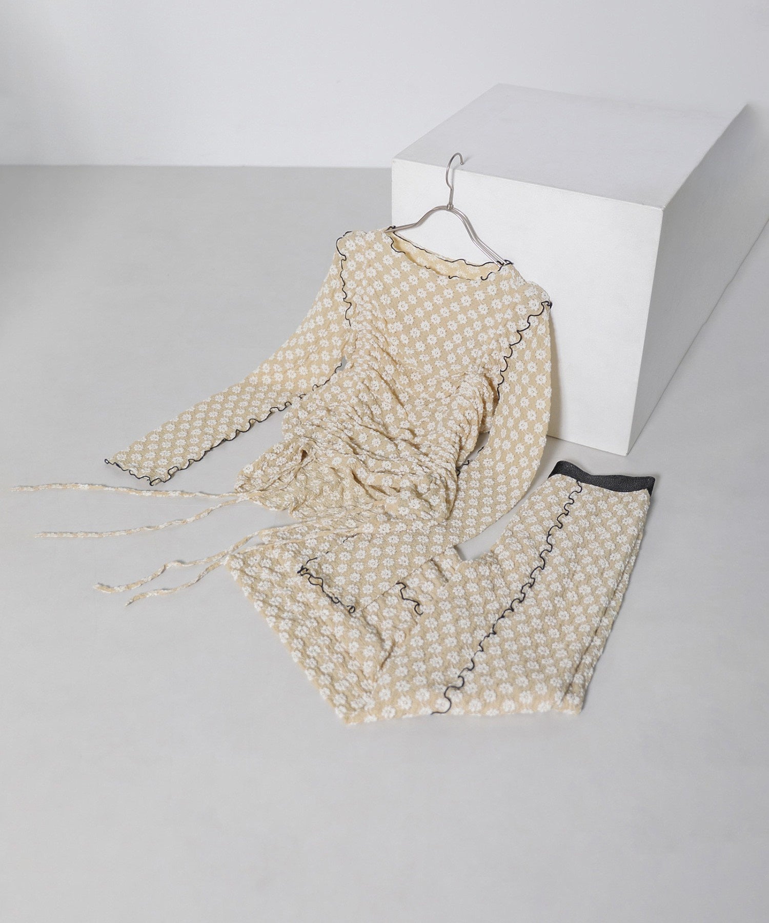 CREOLME/シャーリングフラワートップス