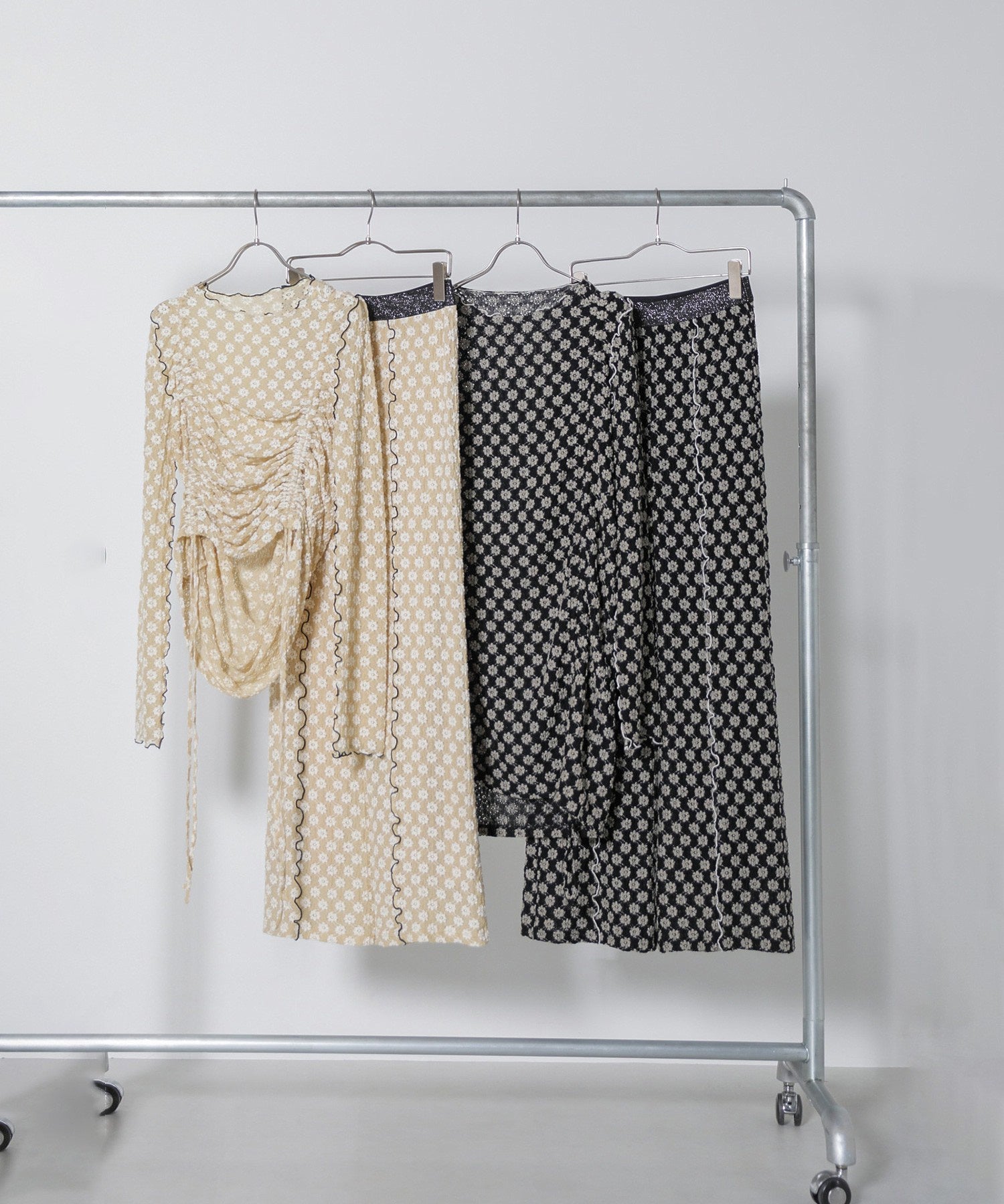 CREOLME/シャーリングフラワートップス