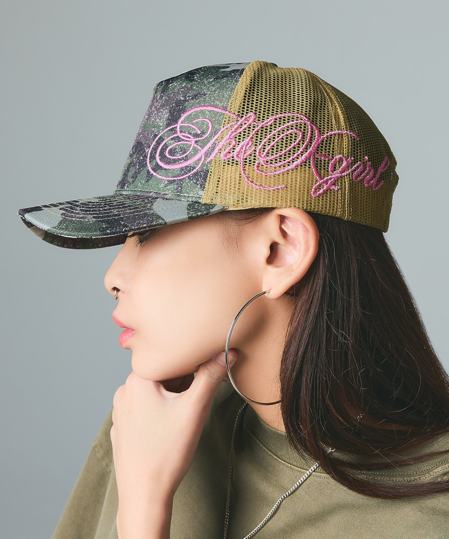 SIDE SCRIPT LOGO TRUCKER CAP
