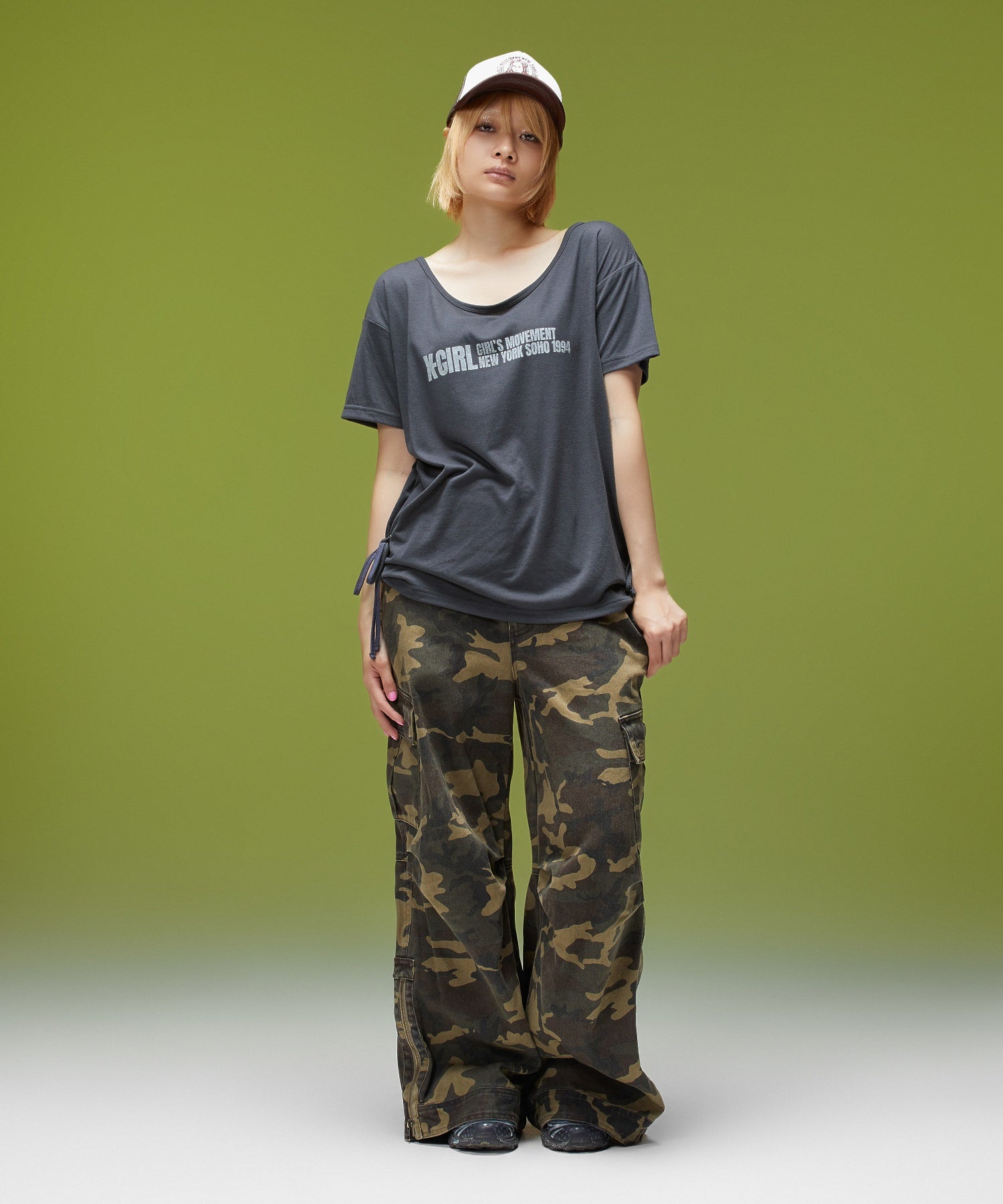 RIBBONED HEM FADED LOGO S/S TEE