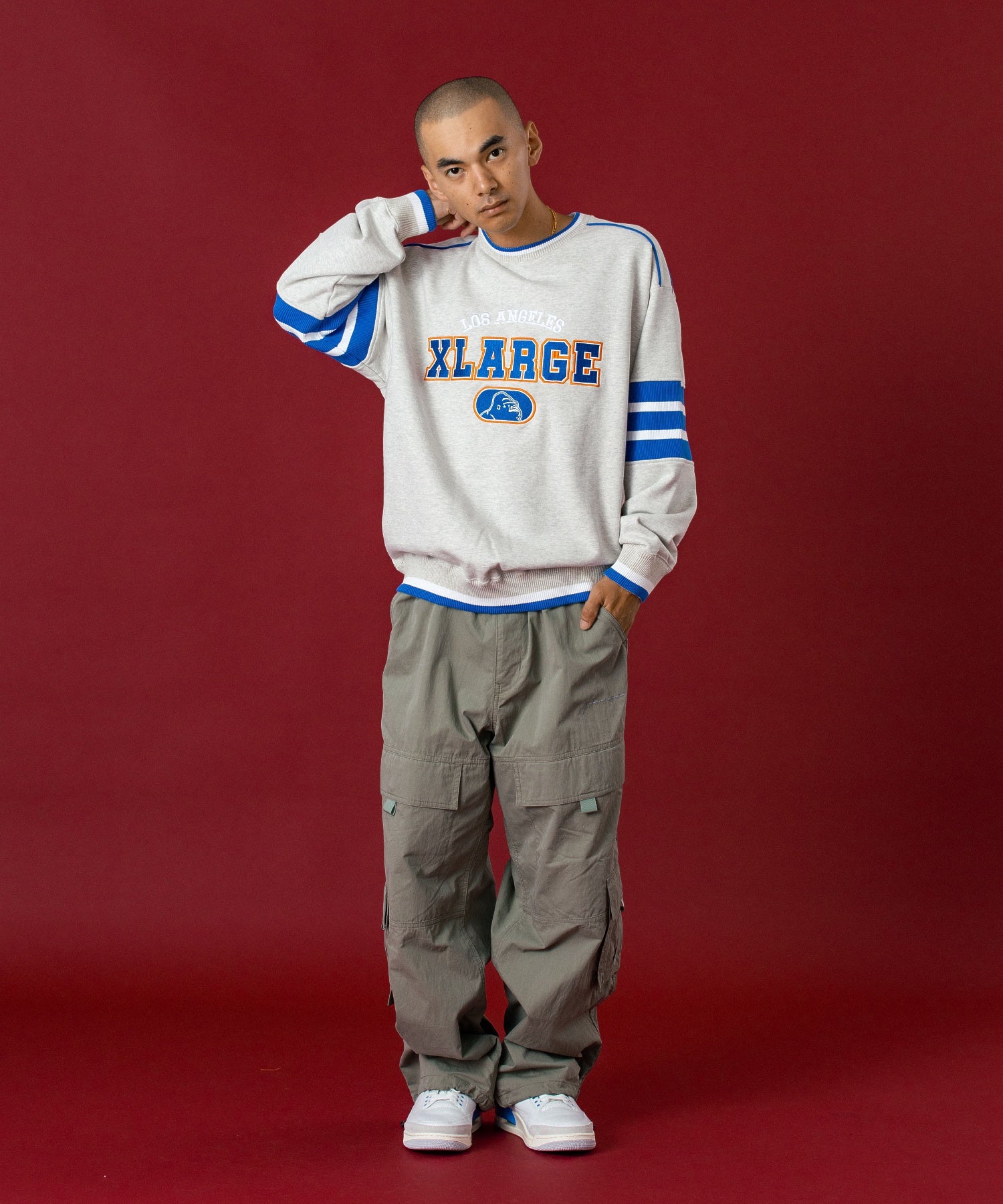 STRIPED SLEEVE CREWNECK SWEATSHIRT