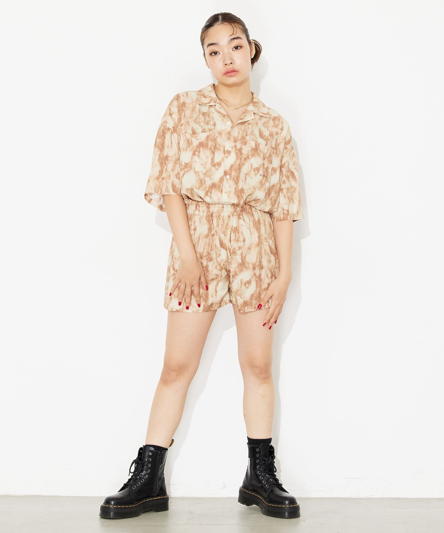 model:富樫かなえ H:161cm 着用サイズ:M ※商品の色味の目安は、商品単体の画像をご参照ください。