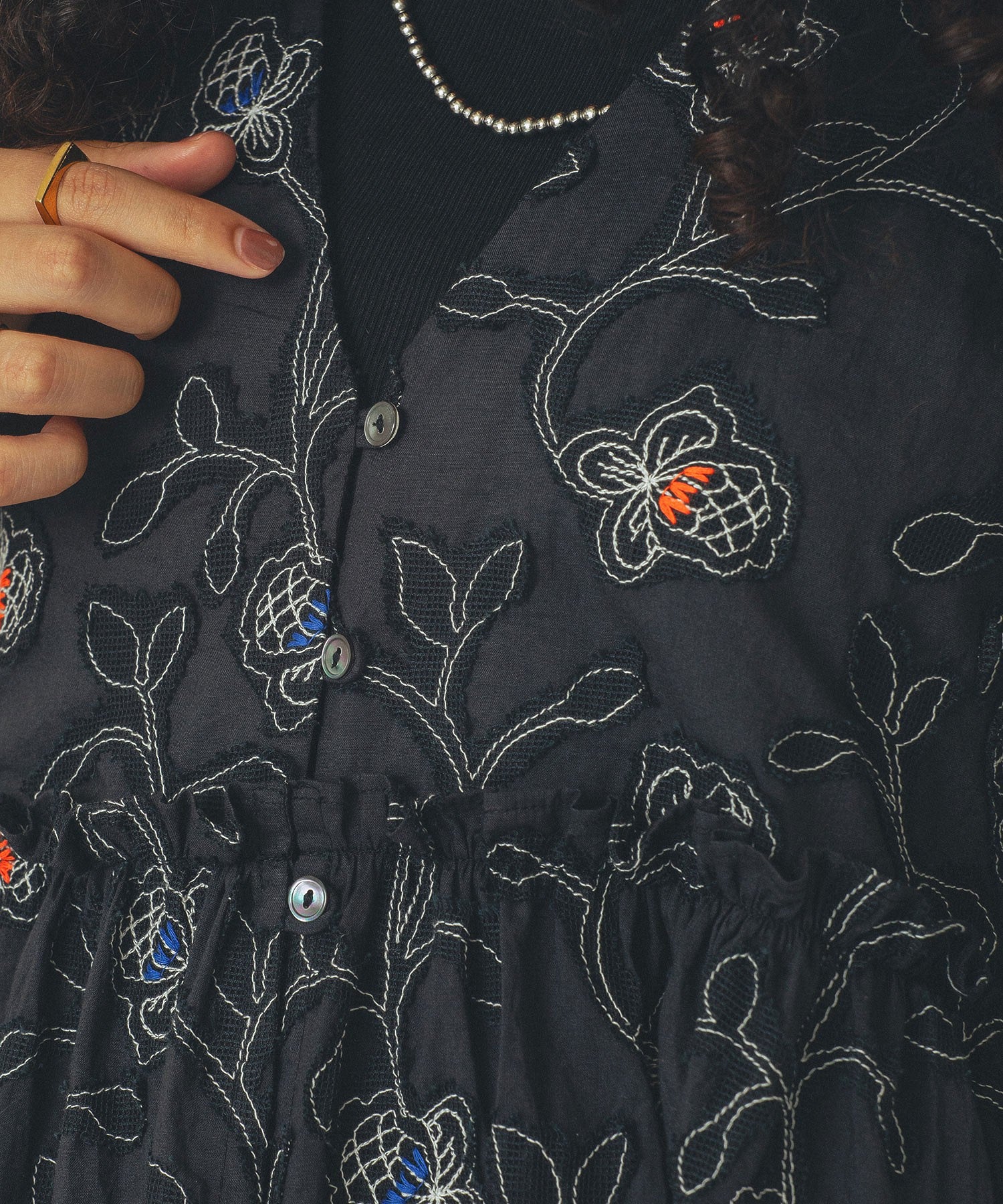 mag.by c/FLOWER EMBROIDERY MINI DRESS