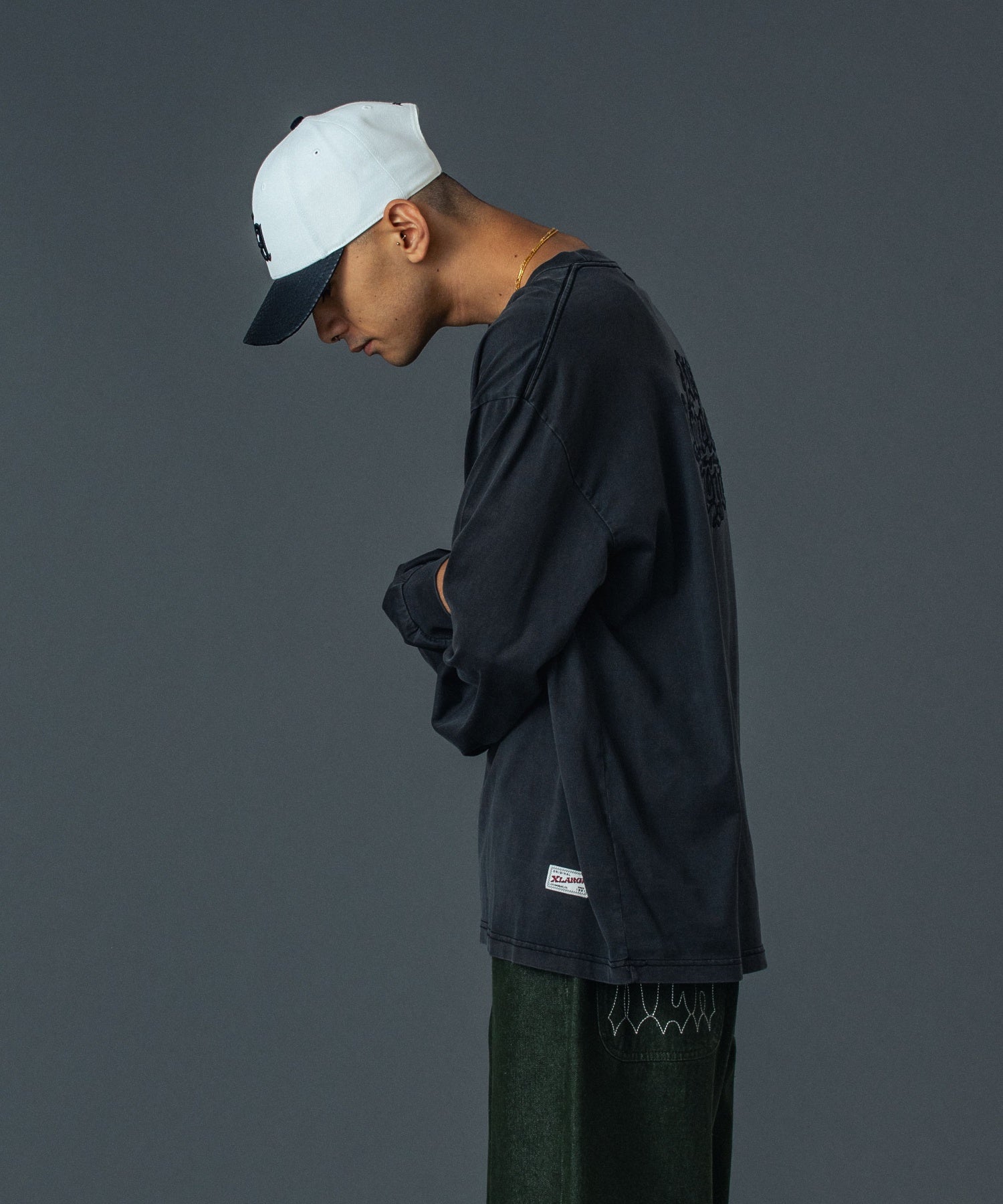 PATCHED OLD ENGLISH L/S TEE