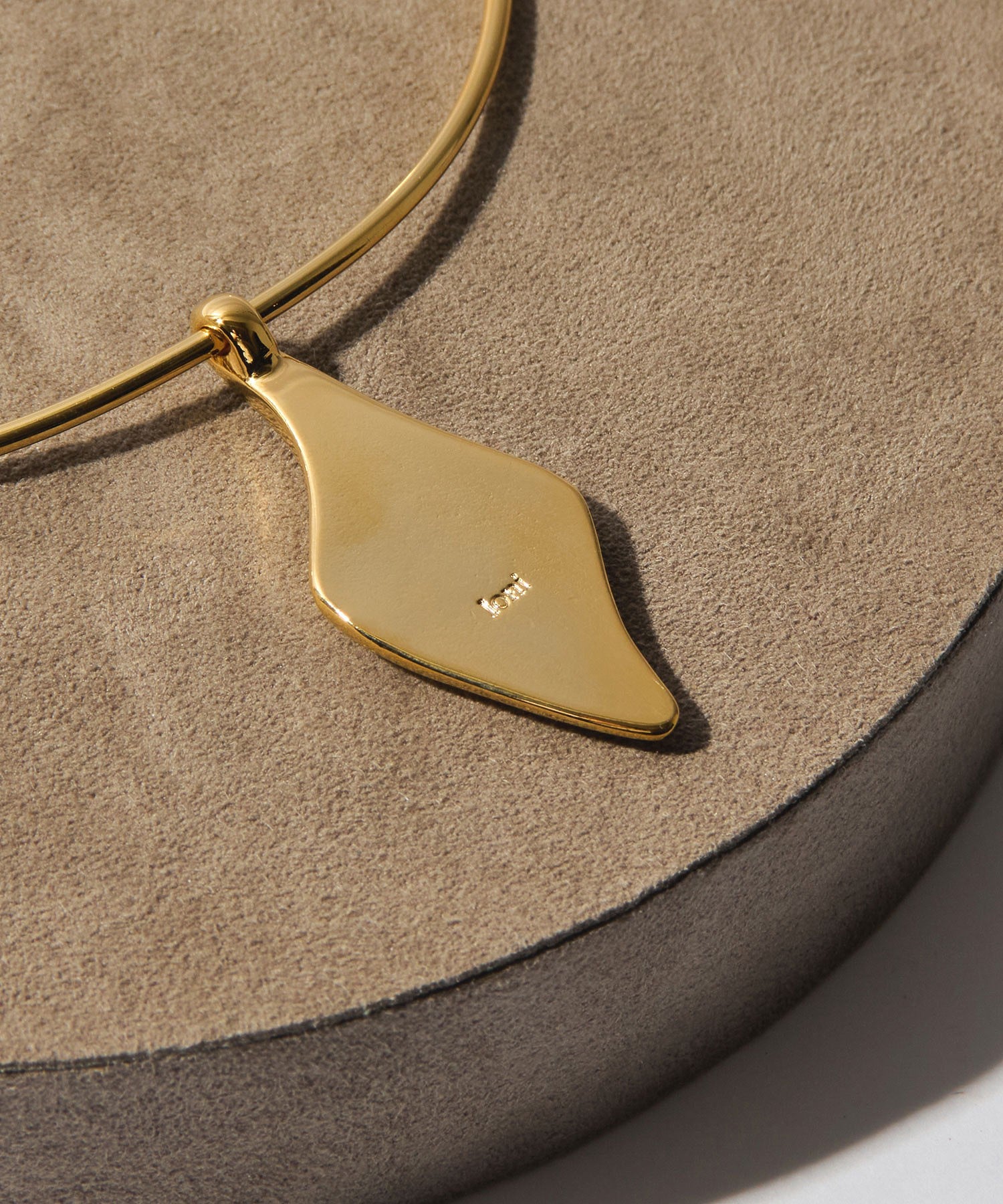 loni/LEAF PLATE CHOKER