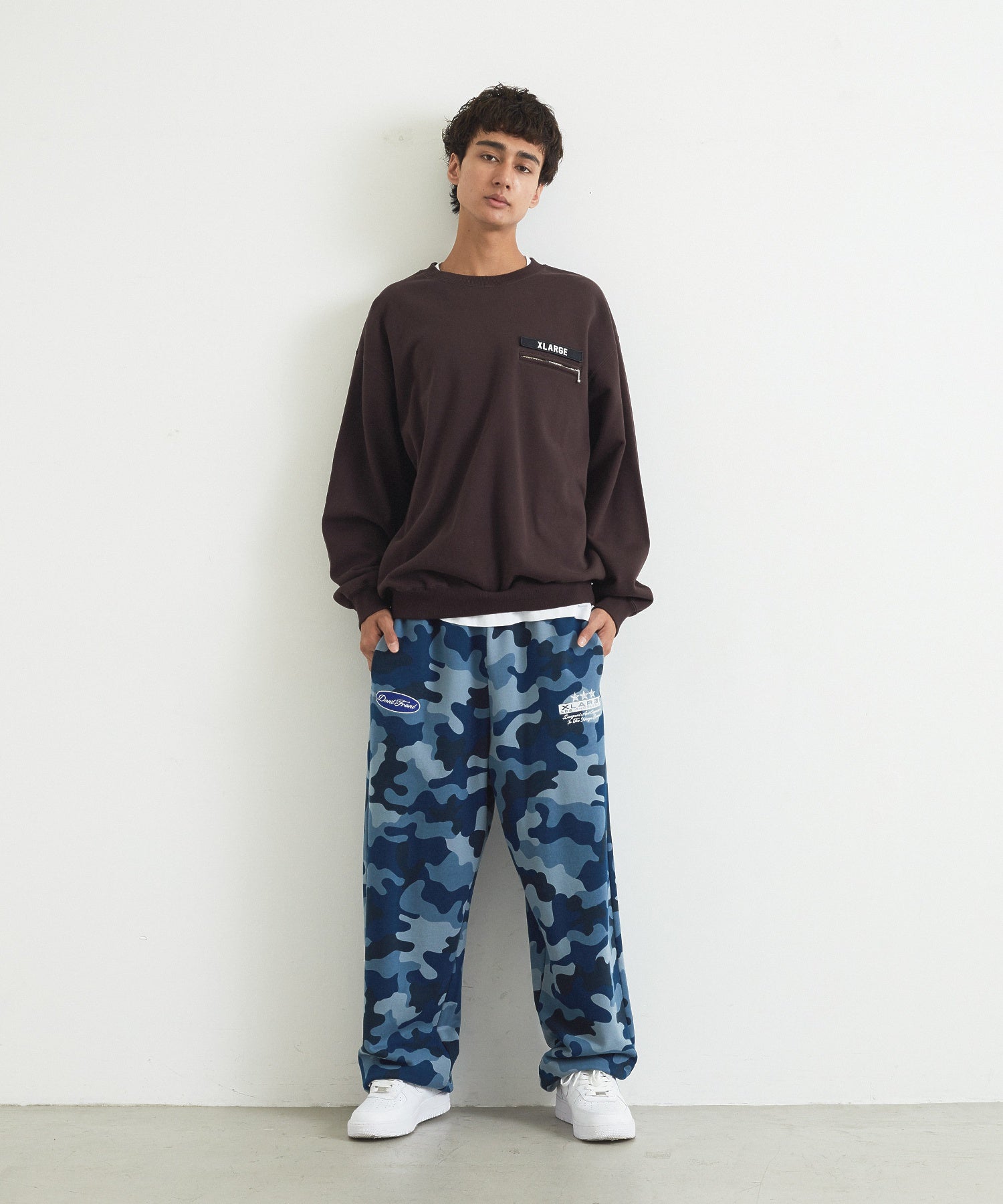 ZIP POCKET CREWNECK SWEATSHIRT