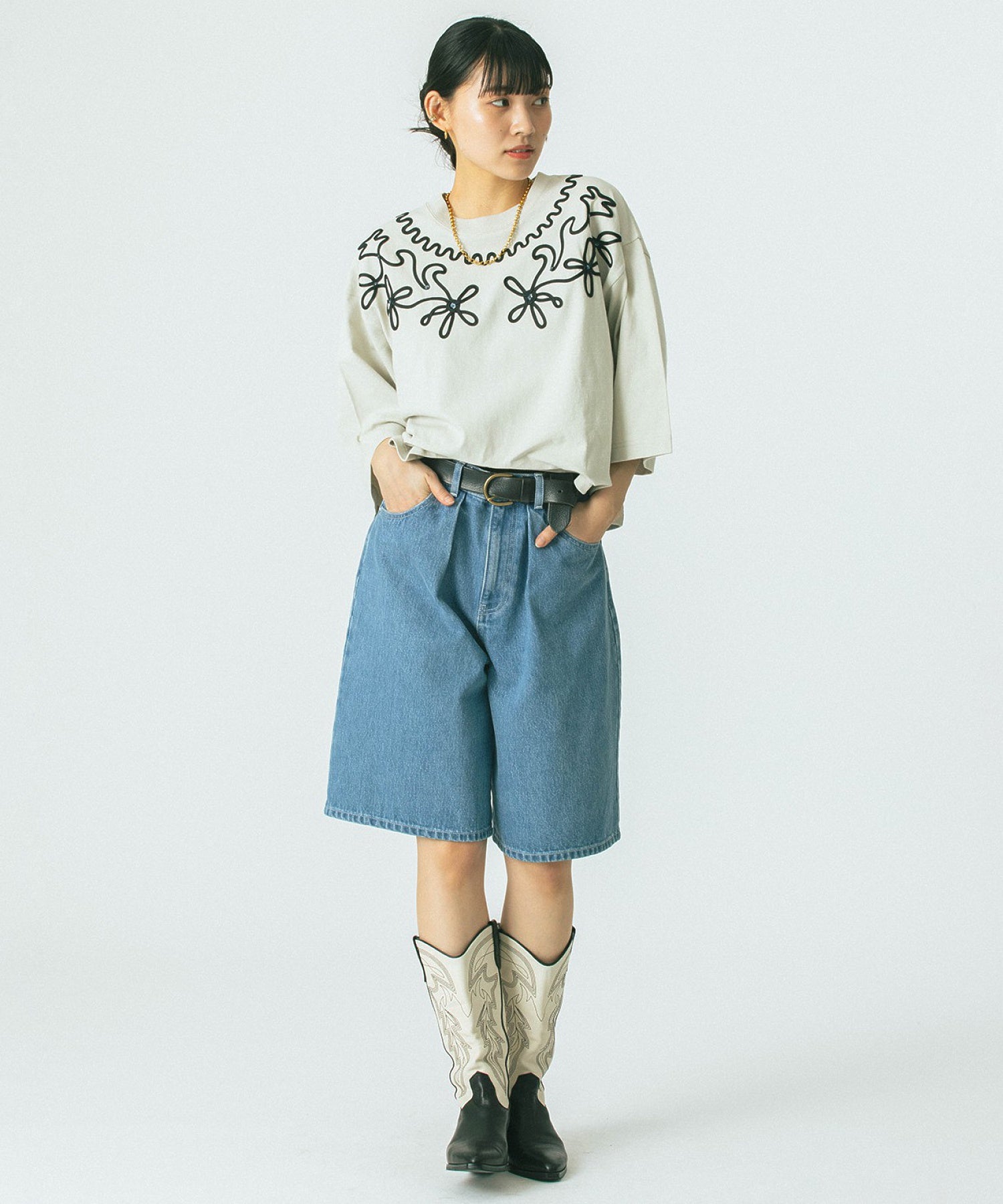 mag.by c/EMBROIDERY H/S TEE