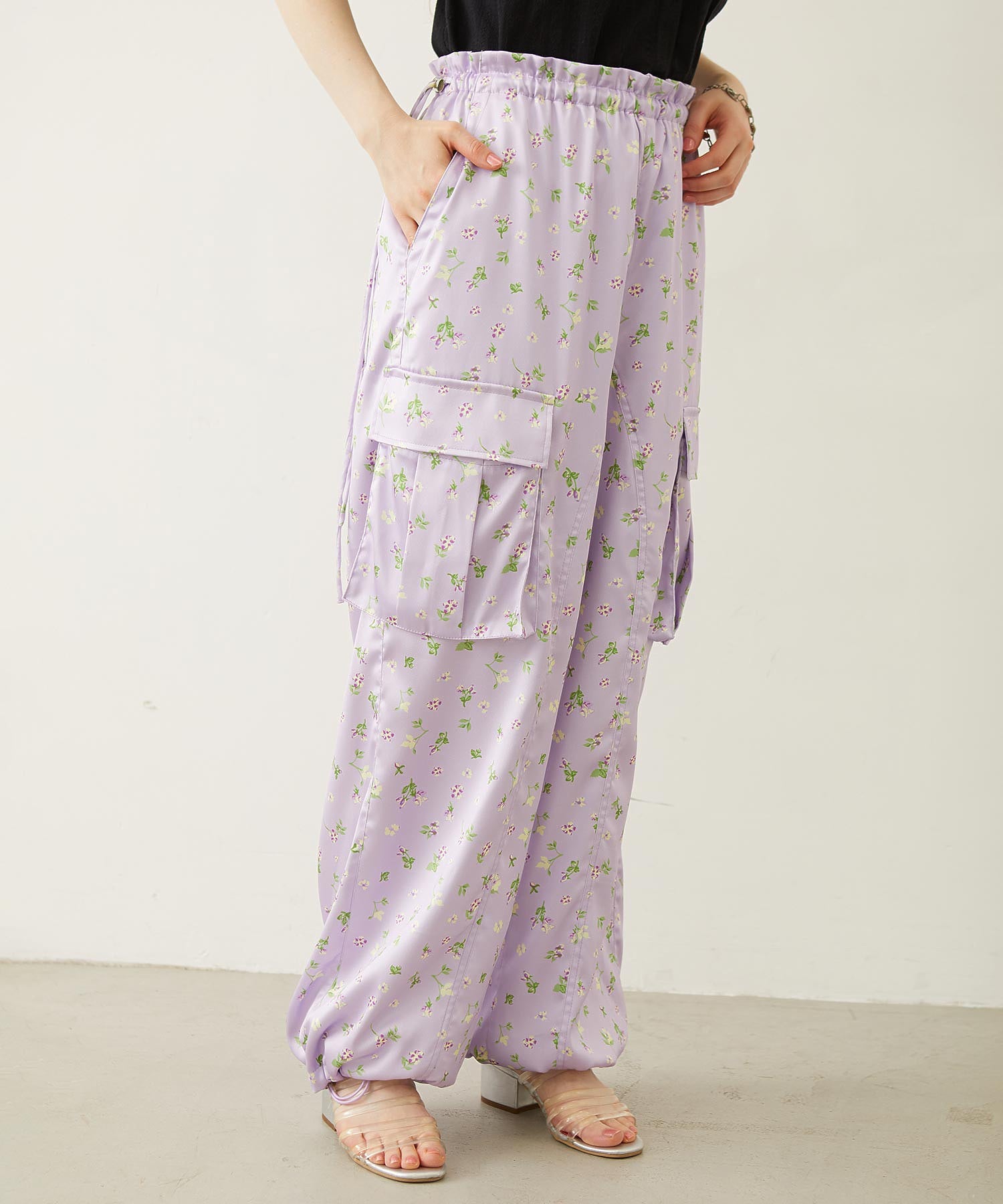 FLORAL PATTERN SATIN CARGO PANTS