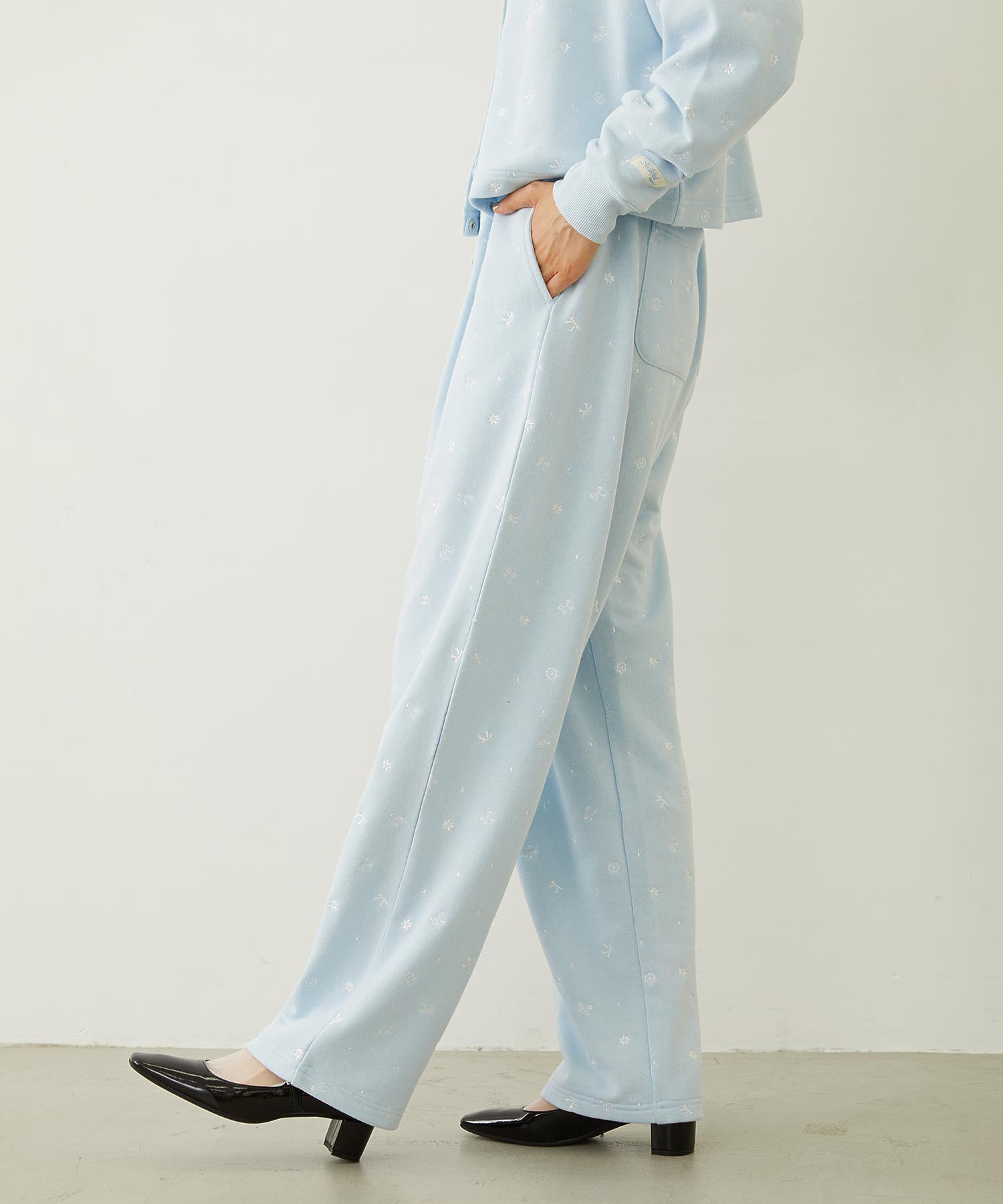 EMBROIDERY TUCK SWEAT PANTS