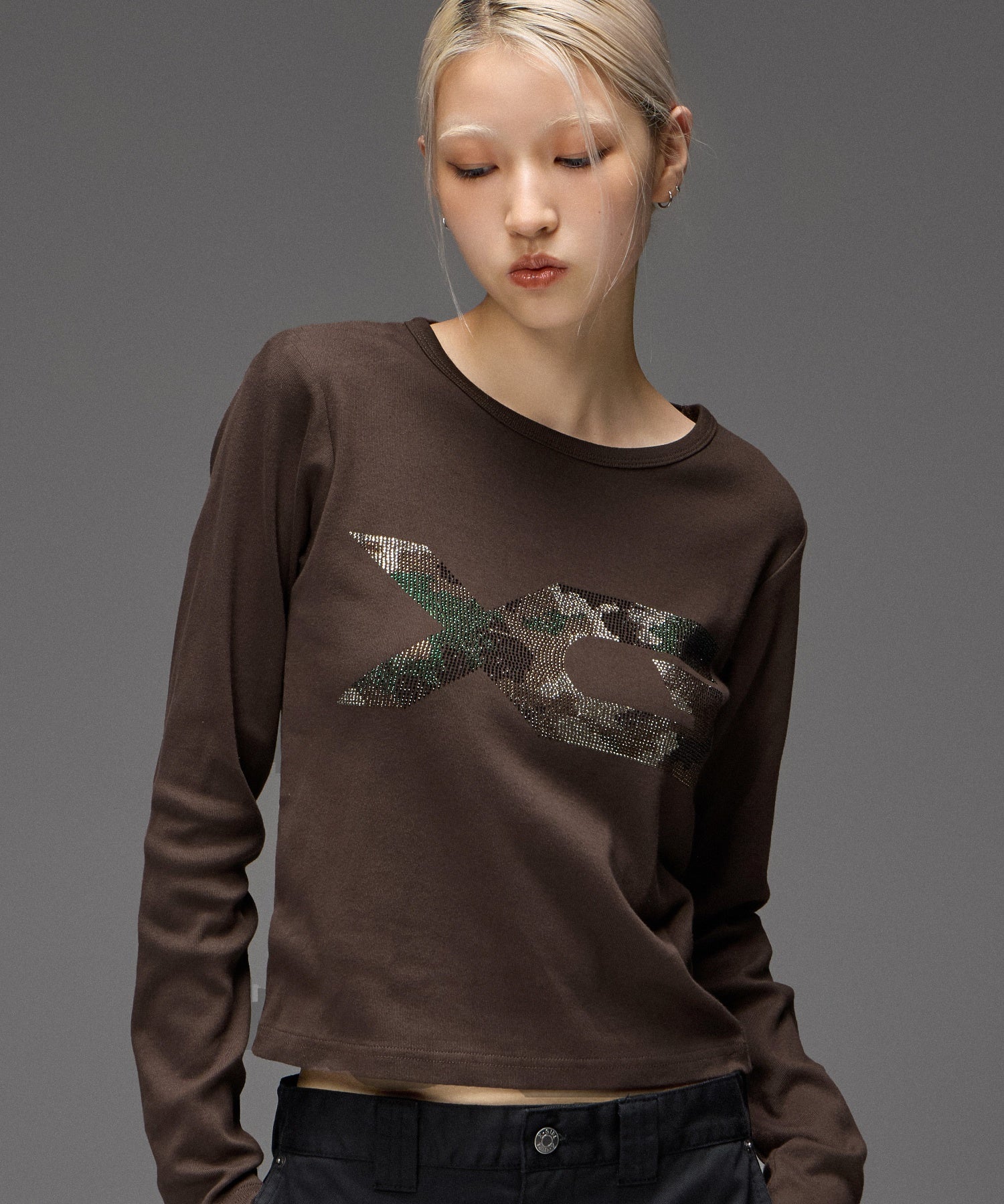 RHINESTONE CAMO LOGO L/S COMPACT TOP