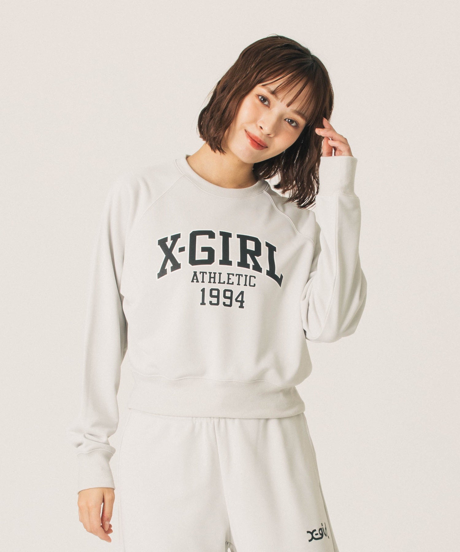 COLLEGE LOGO SHORT CREWNECK SWEATSHIRT