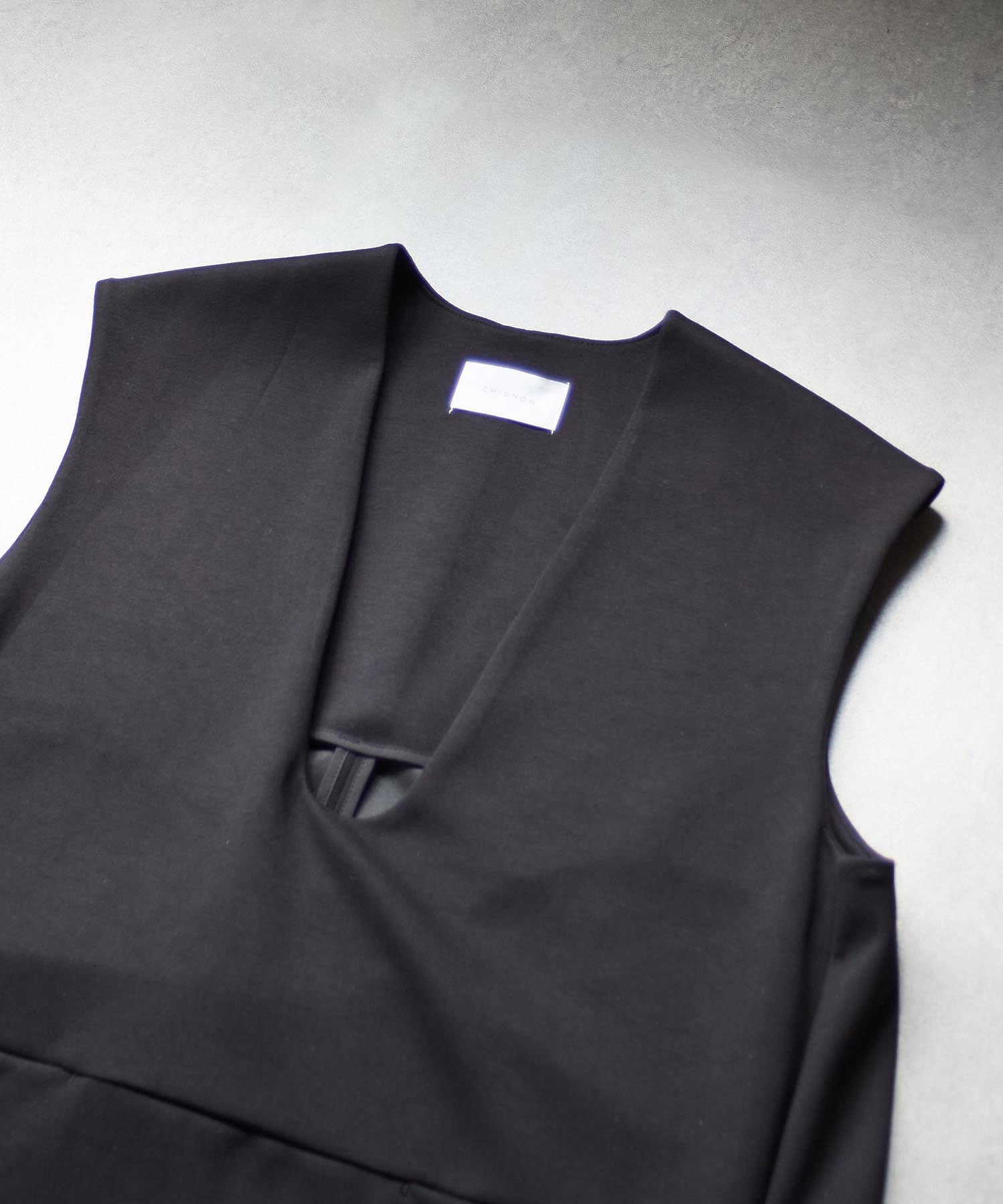 CHIGNON/ARDBOARD VNECK VEST