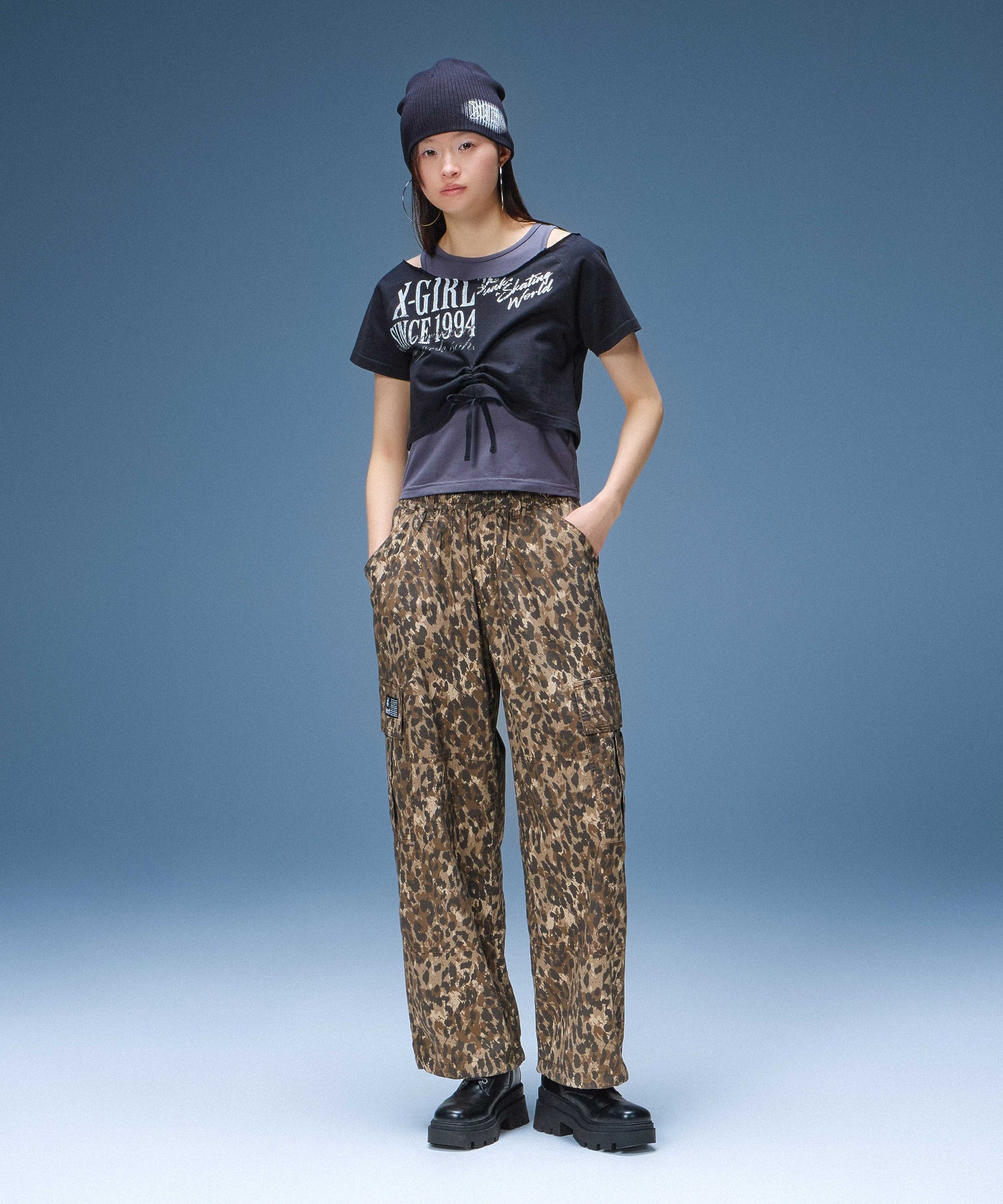 LAYERED STYLE PANELED GRAPHIC S/S TOP