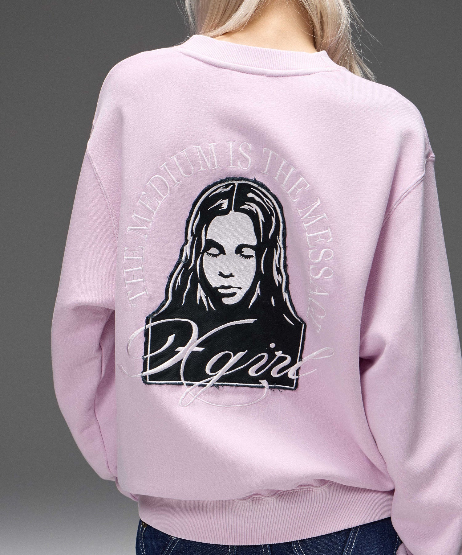 PIGMENT DYED FACE PATCH AND LOGO CREWNECK SWEATSHIRT