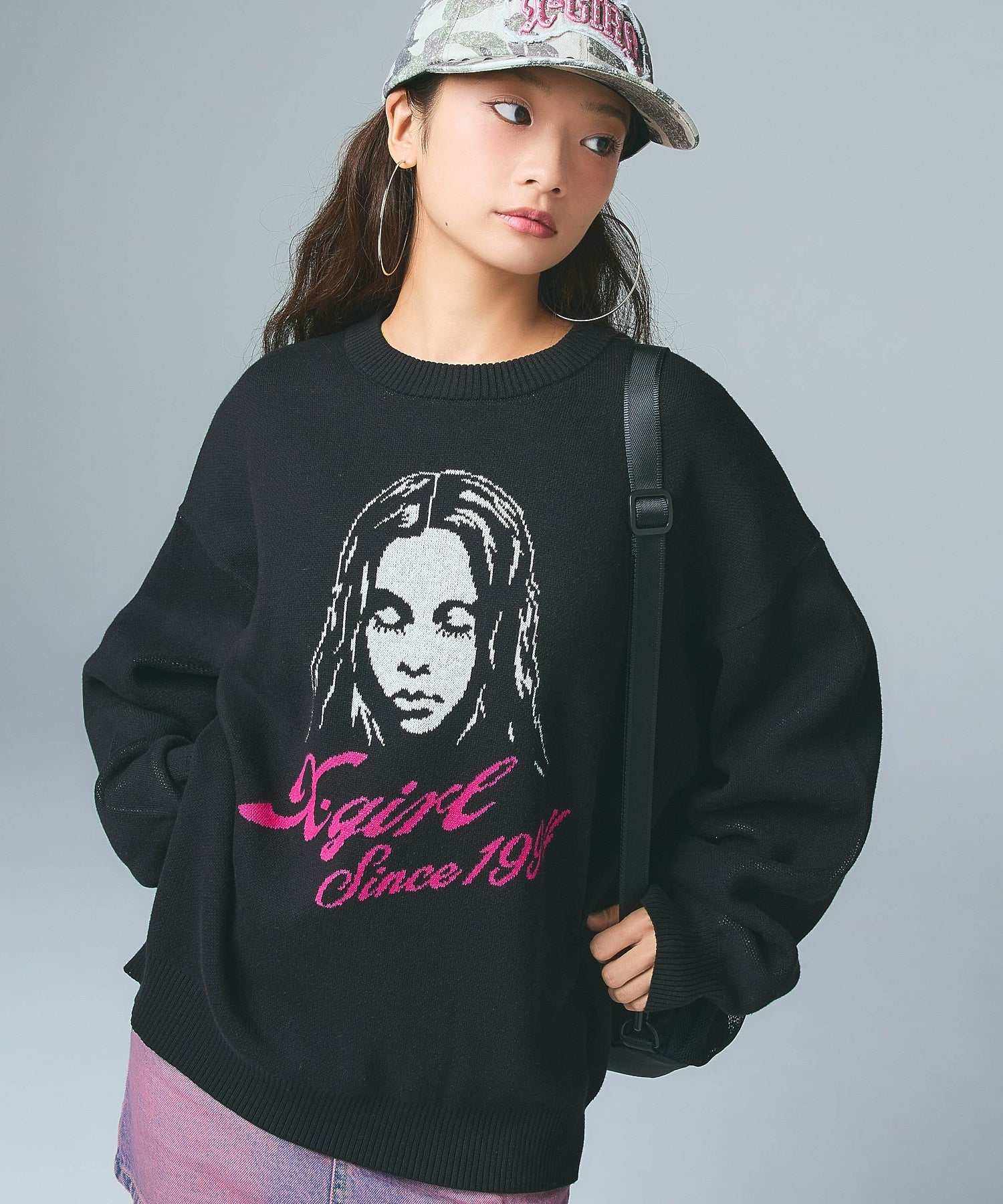 CURSIVE LOGO AND FACE JACQUARD KNIT TOP