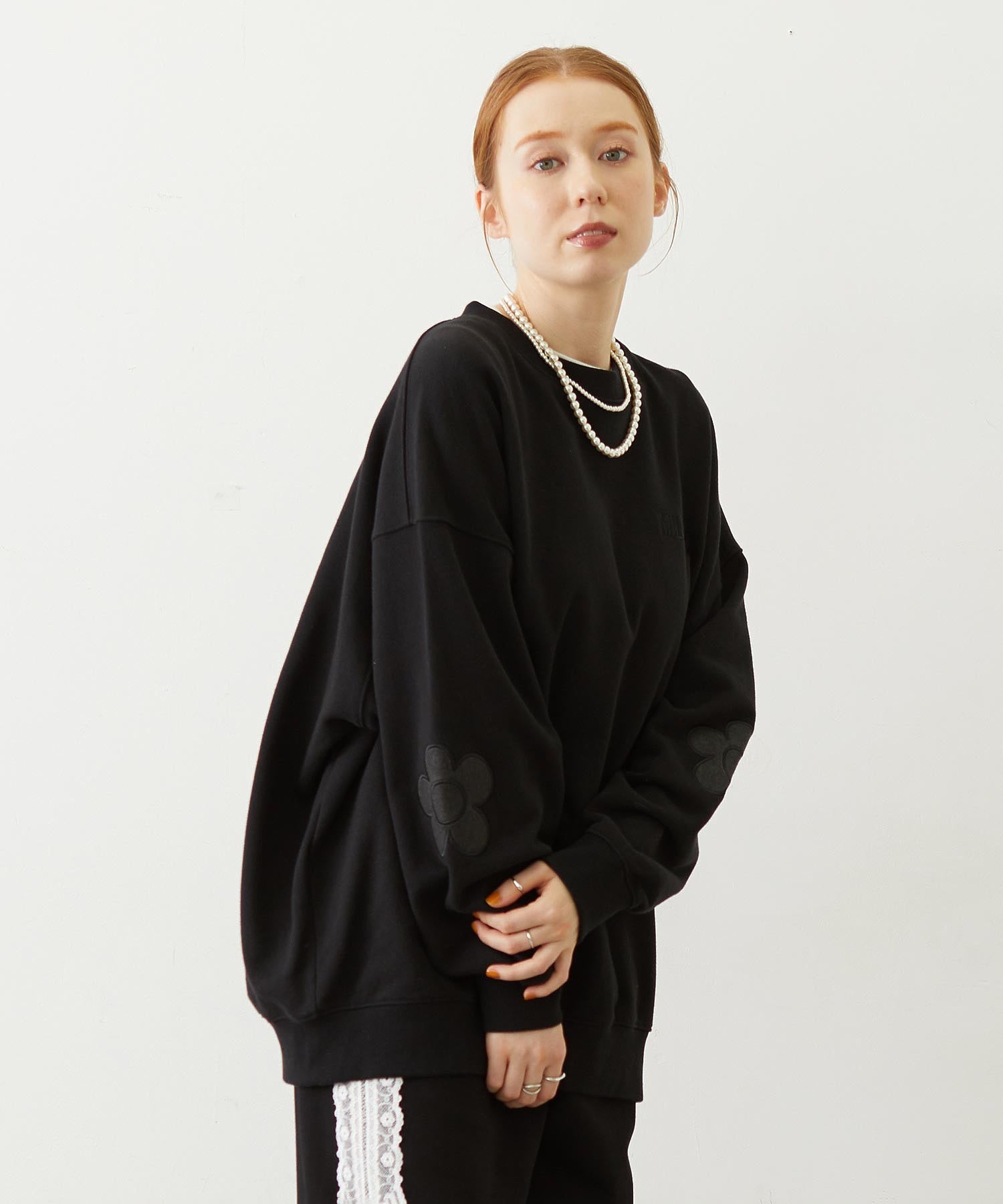 FLOWER ELBOW PATCH SWEAT TOP